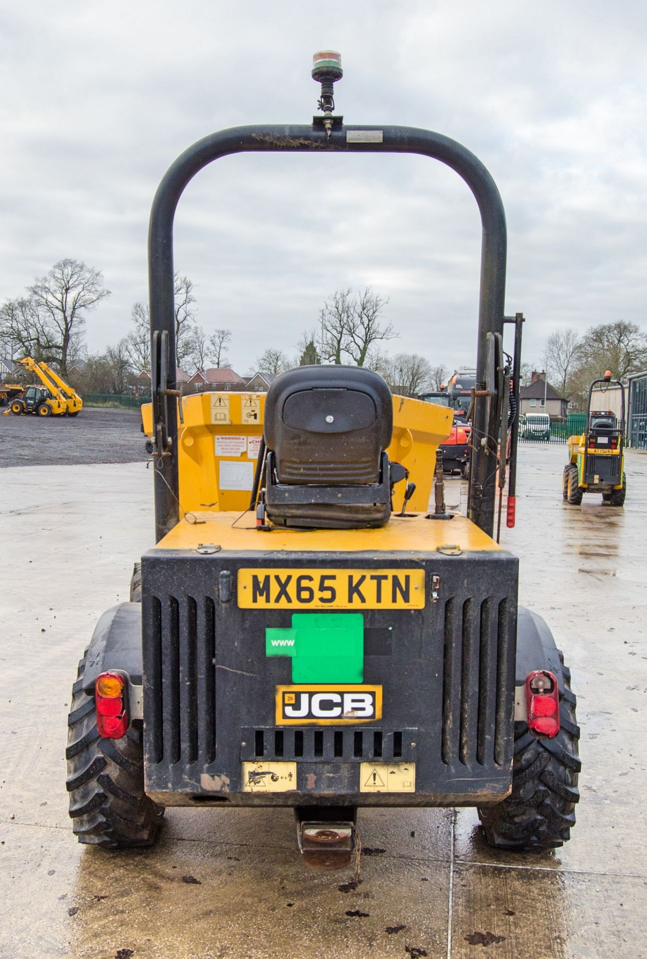 JCB 3 tonne swivel skip dumper Year: 2016 S/N: EGGRF0276 Recorded Hours: 1309 c/w V5 - Image 6 of 19