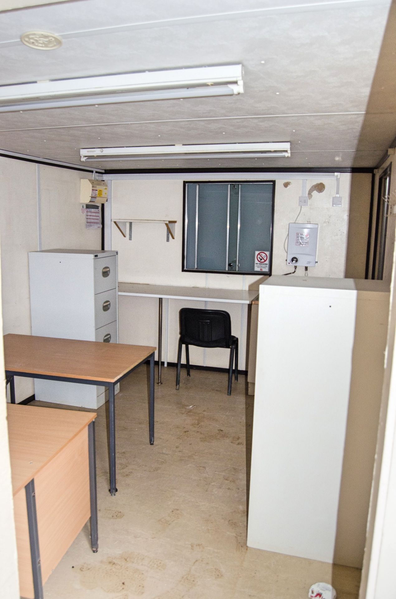 32 ft x 10 ft steel anti vandal office site unit Comprising of: 2 - offices & lobby area c/w keys - Image 6 of 7