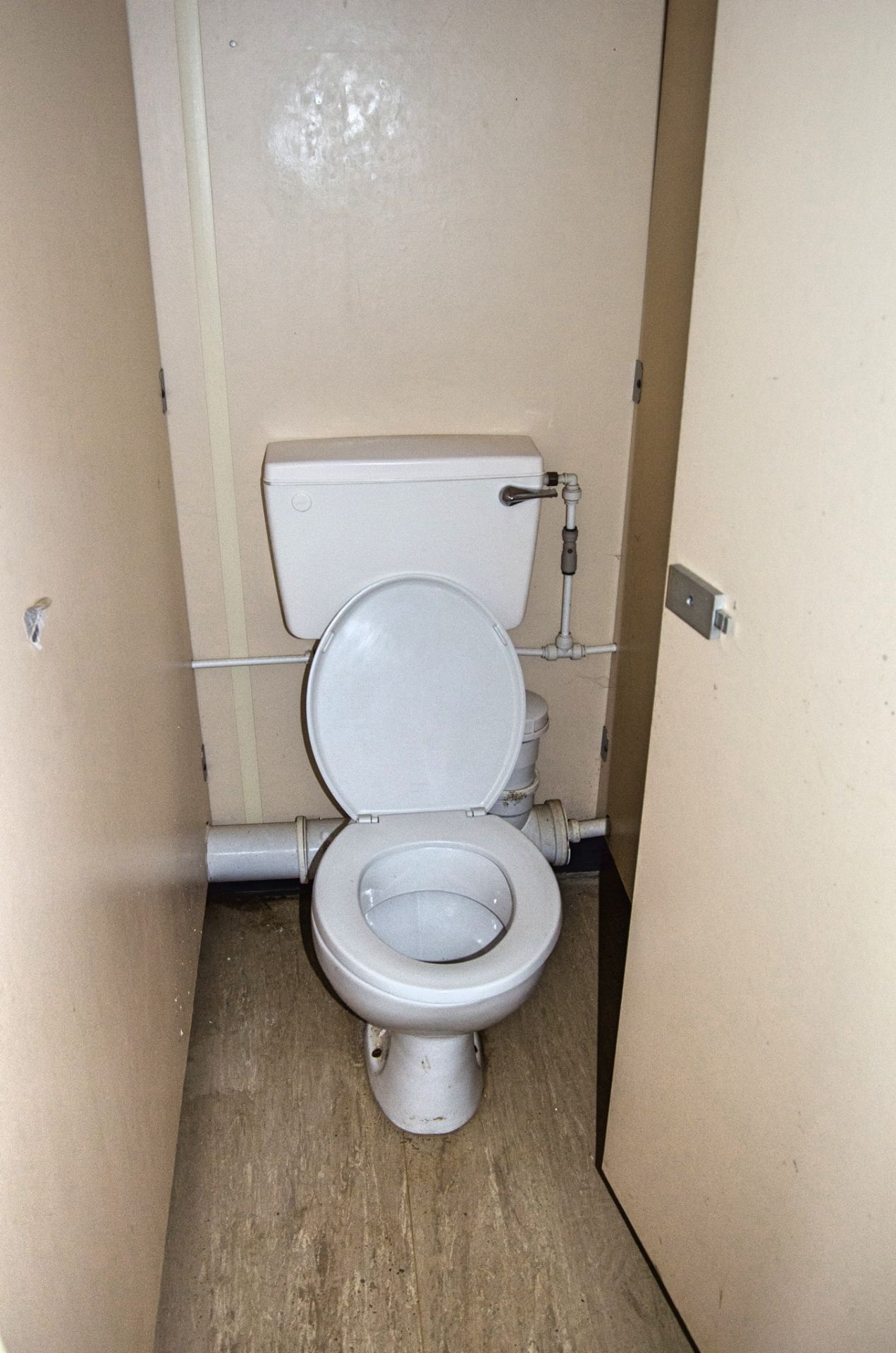 21 ft x 9 ft steel jack leg 4 + 1 toilet site unit Comprising of: Gents toilet (4 - cubicles, 4 - - Image 7 of 10