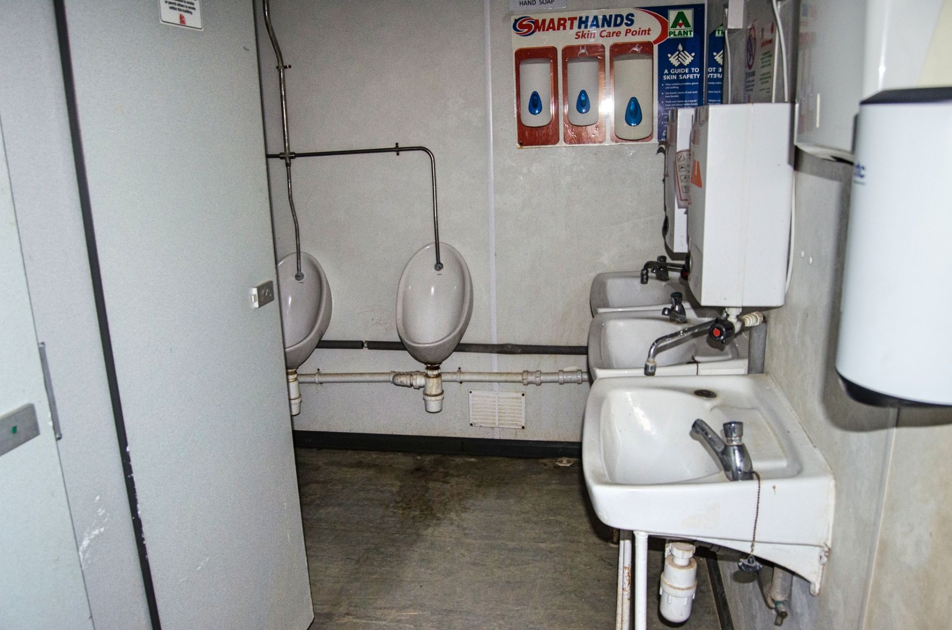 16 ft x 9 ft steel jack leg 3 + 1 toilet site unit Comprising of: Gents toilet (3 - cubicles, 3 - - Image 5 of 11