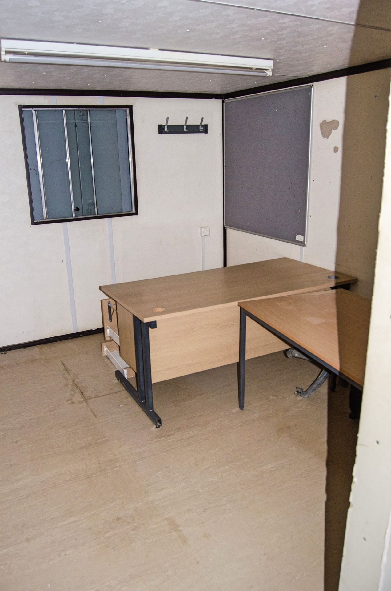 32 ft x 10 ft steel anti vandal office site unit Comprising of: 2 - offices & lobby area c/w keys - Image 7 of 7