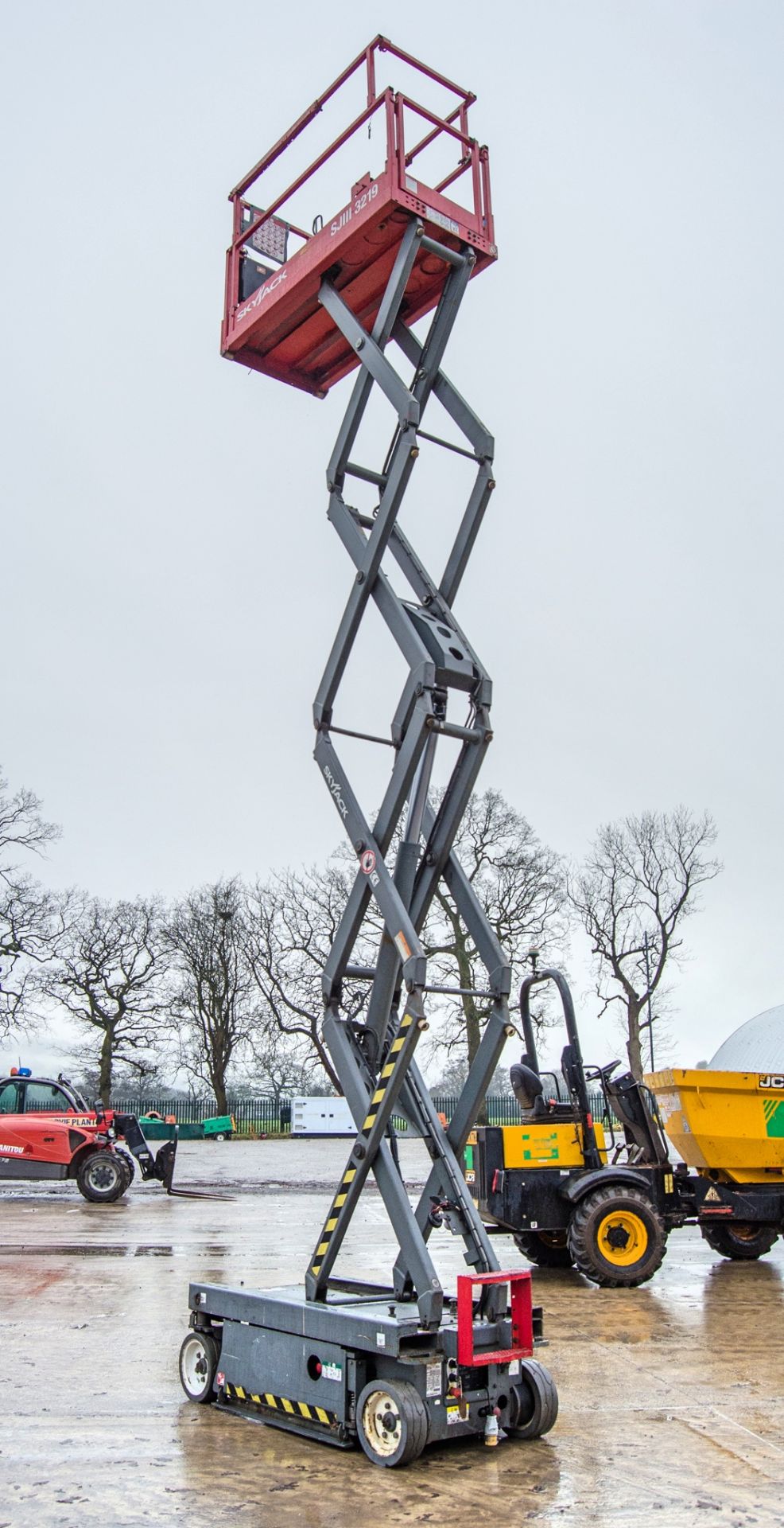 Skyjack SJIII 3219 battery electric scissor lift access platform Year: 2014 S/N: 22067577 HYP328 - Image 5 of 9