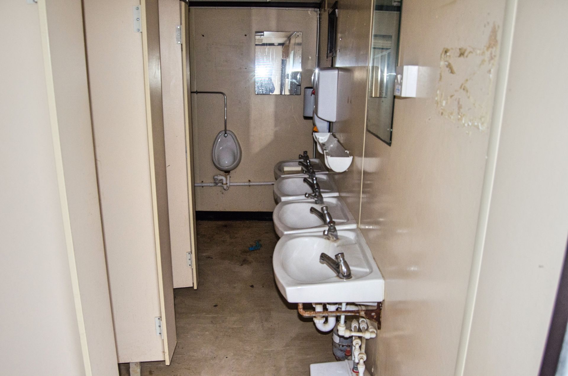 21 ft x 9 ft steel jack leg 4 + 1 toilet site unit Comprising of: Gents toilet (4 - cubicles, 4 - - Image 5 of 10