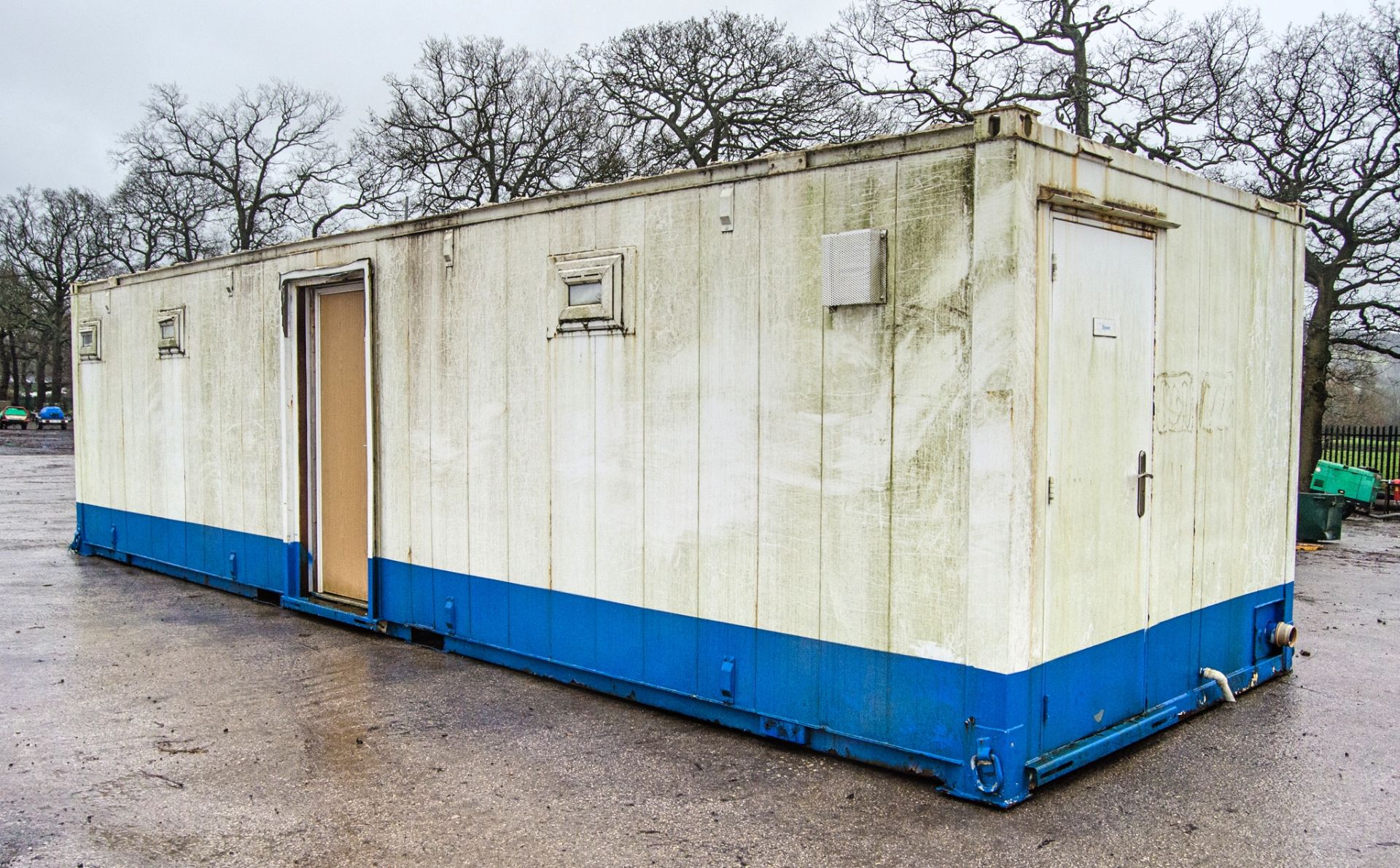 32 ft x 10 ft steel toilet/shower site unit Comprising of: Gents toilet (5 - cubicles, 5 - - Image 2 of 14