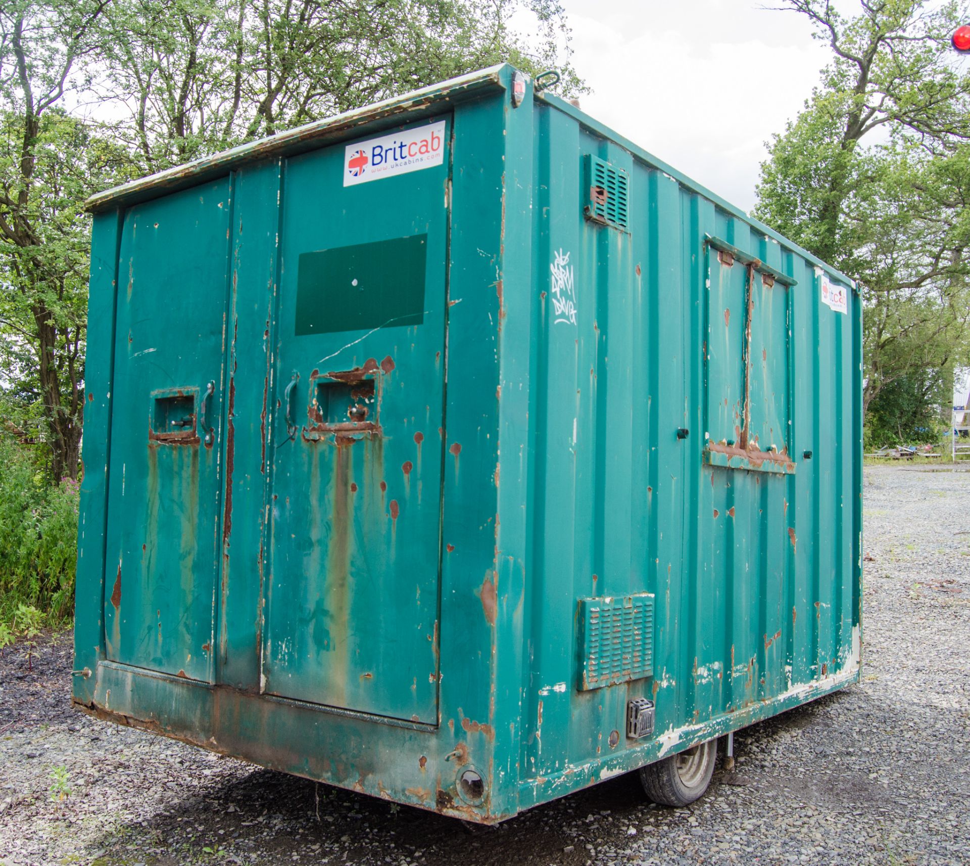 Britcab 12ft x 8ft anti-vandal mobile welfare site unit Comprising of: canteen area, toilet & - Image 3 of 10