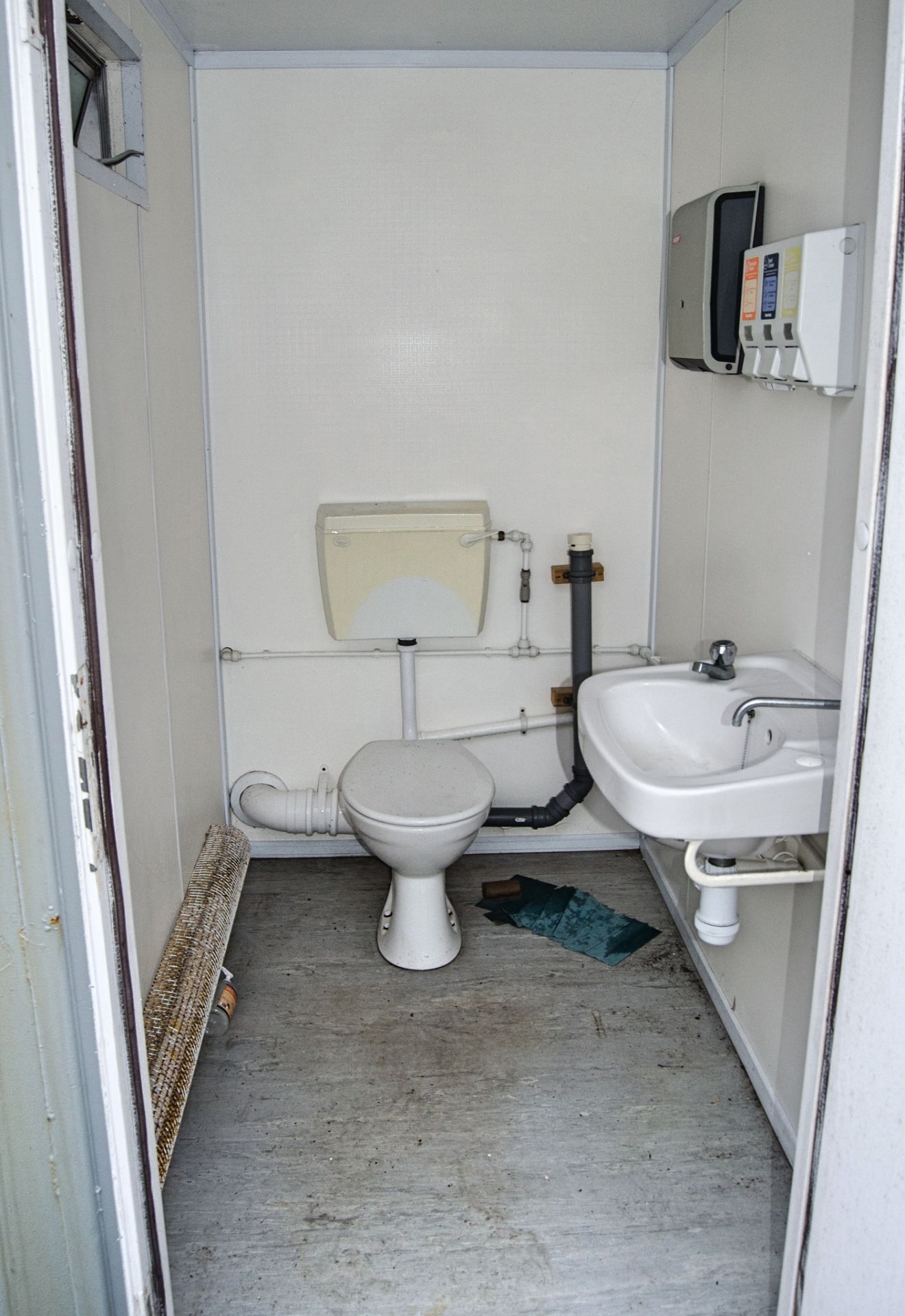 12 ft x 8 ft steel jack leg 2+1 toilet site unit Comprising of: Gents toilet (2 - cubicles, 2 - - Image 10 of 10