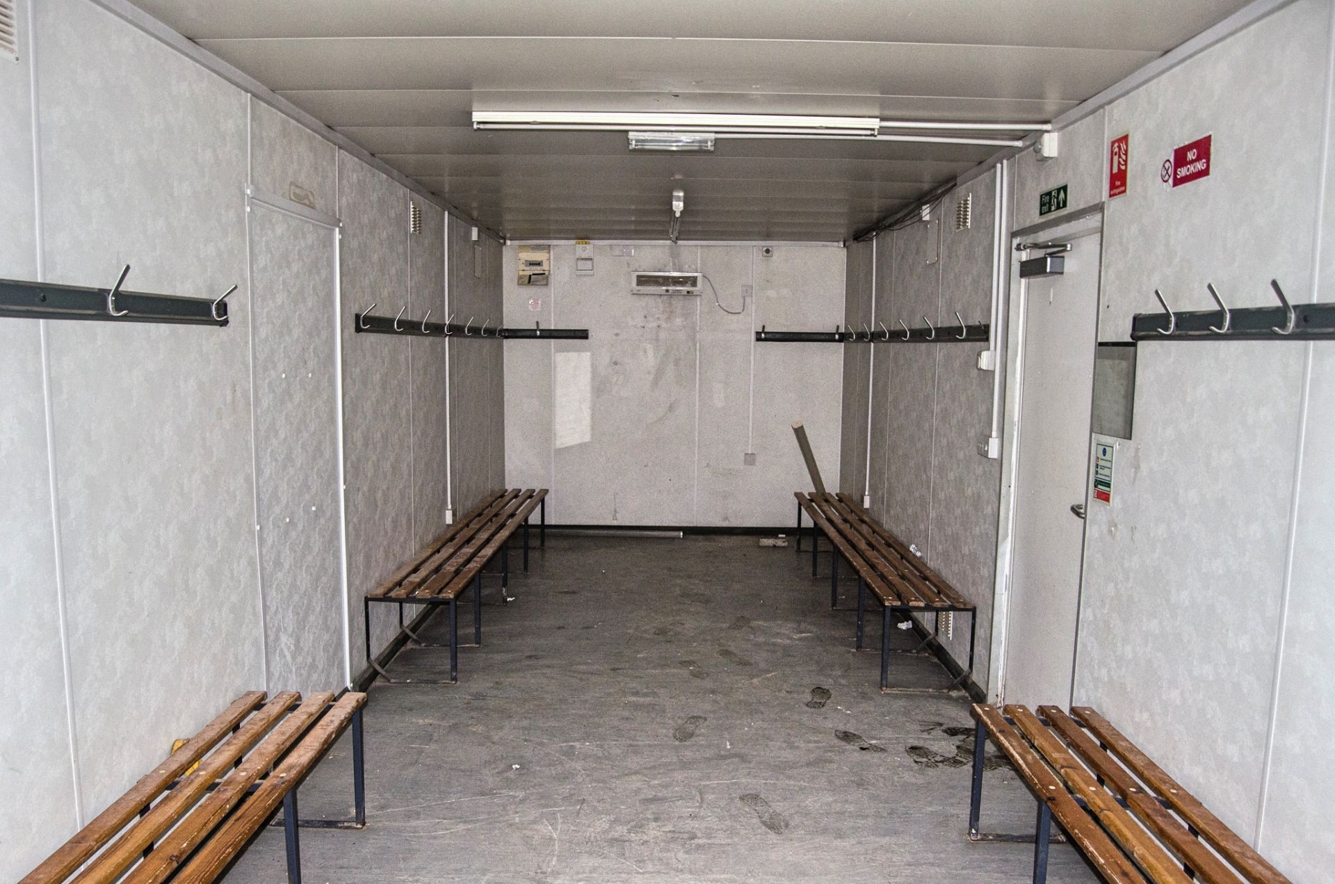 32 ft x 10 ft steel jack leg changing room site unit c/w keys A586449 - Image 6 of 6