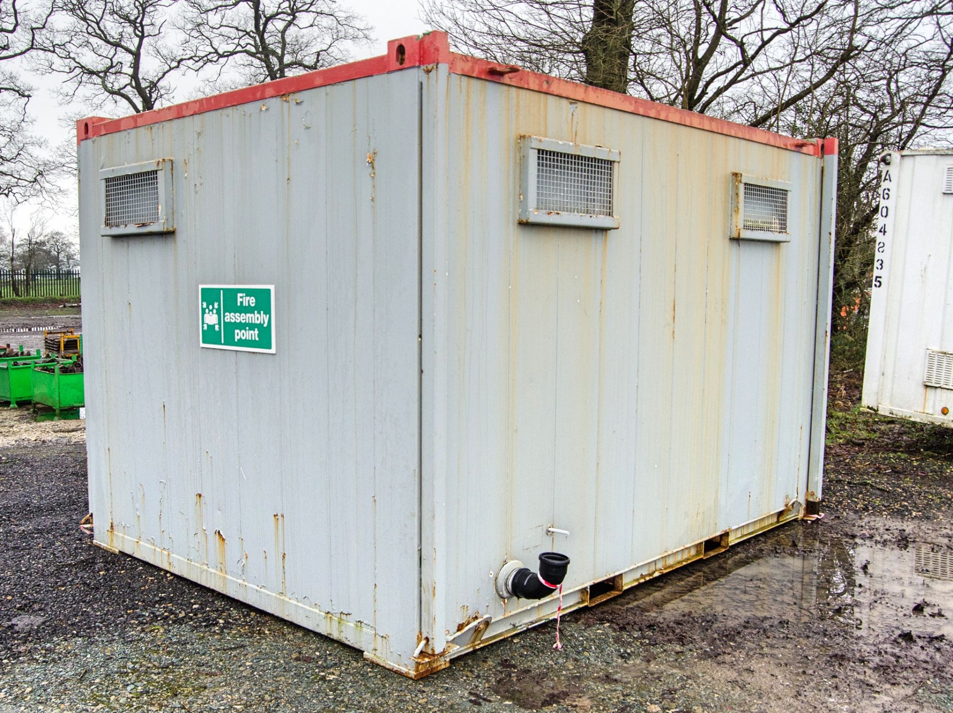12 ft x 8 ft steel jack leg 2+1 toilet site unit Comprising of: Gents toilet (2 - cubicles, 2 - - Image 4 of 10