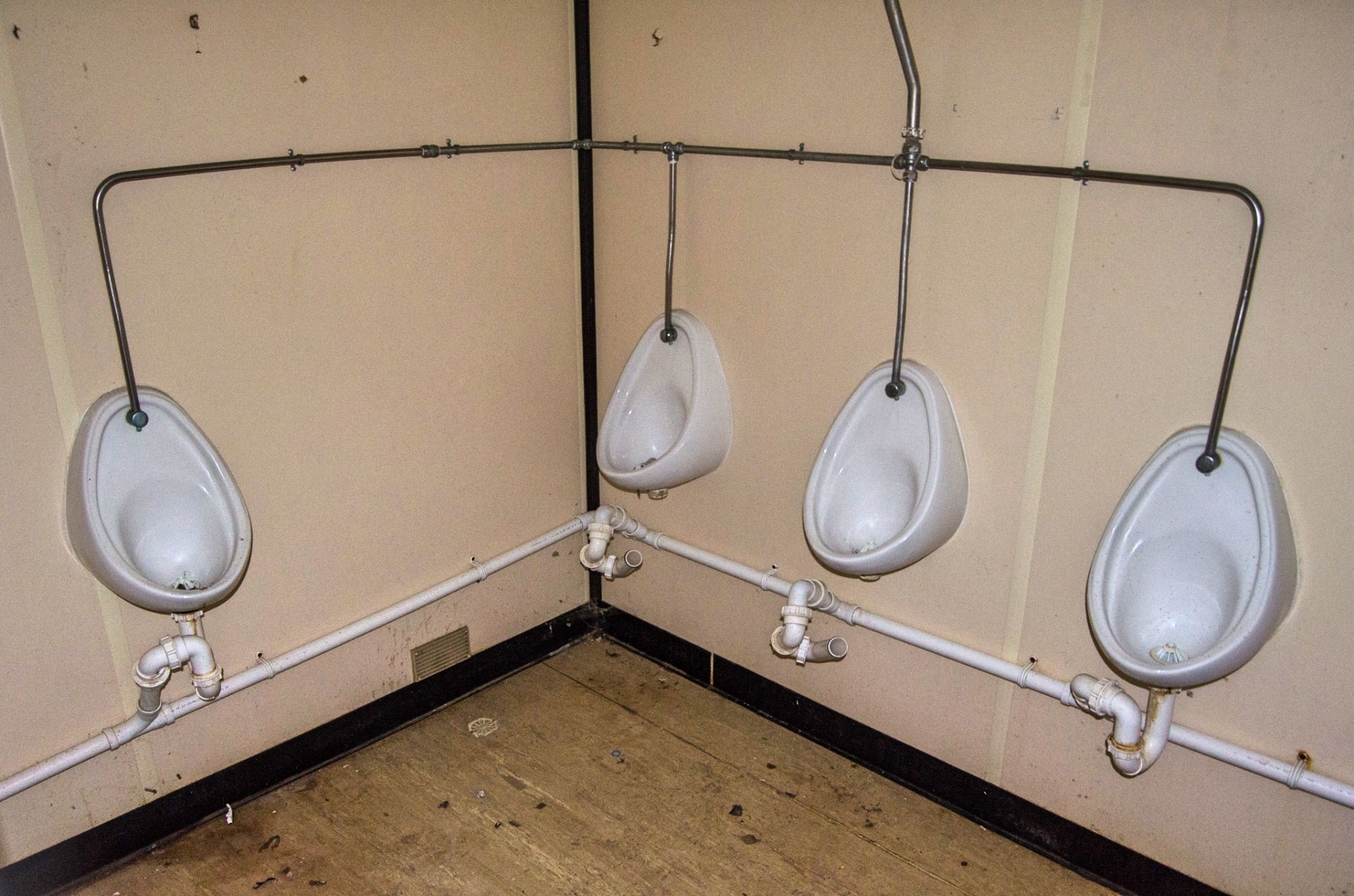 21 ft x 9 ft steel jack leg 4 + 1 toilet site unit Comprising of: Gents toilet (4 - cubicles, 4 - - Image 6 of 10