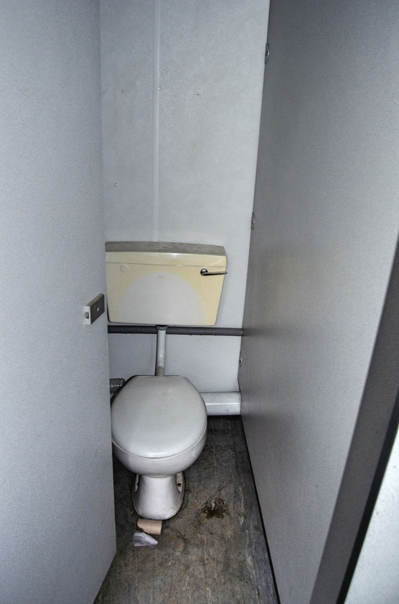 16 ft x 9 ft steel jack leg 3 + 1 toilet site unit Comprising of: Gents toilet (3 - cubicles, 3 - - Image 8 of 9