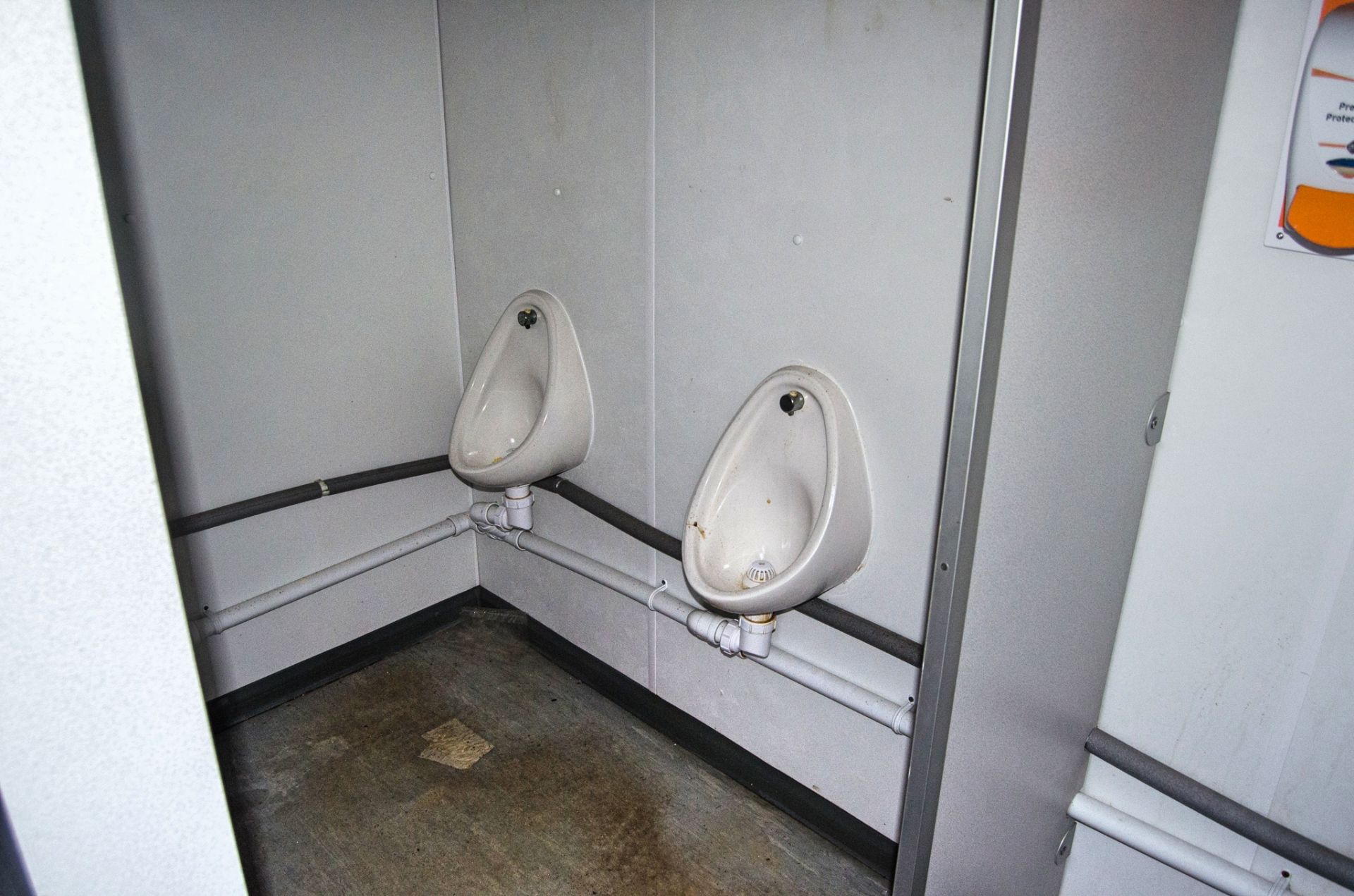 16 ft x 9 ft steel jack leg 3 + 1 toilet site unit Comprising of: Gents toilet (3 - cubicles, 3 - - Image 6 of 9