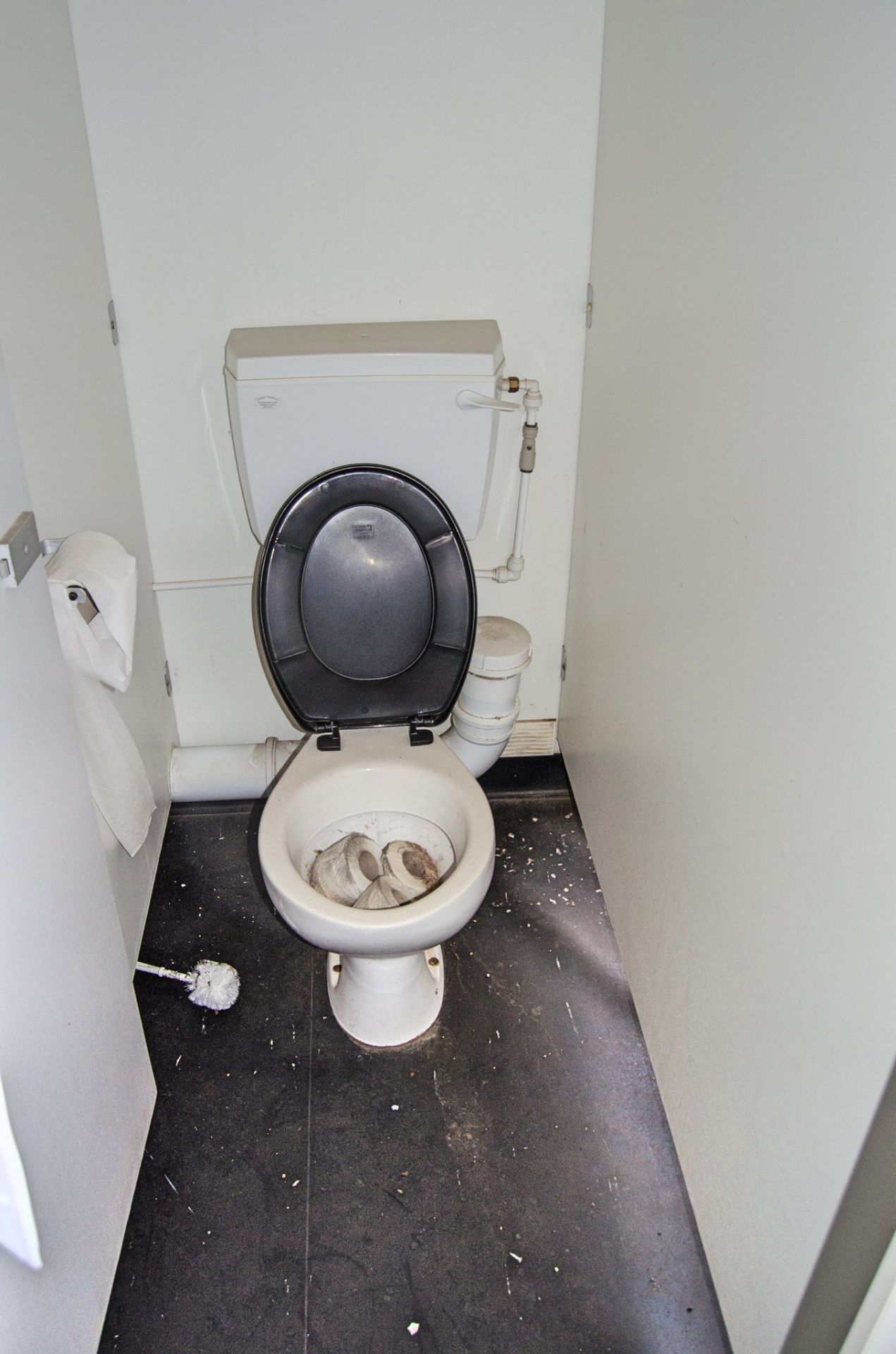 32 ft x 10 ft steel toilet/shower site unit Comprising of: Gents toilet (5 - cubicles, 5 - - Image 10 of 14