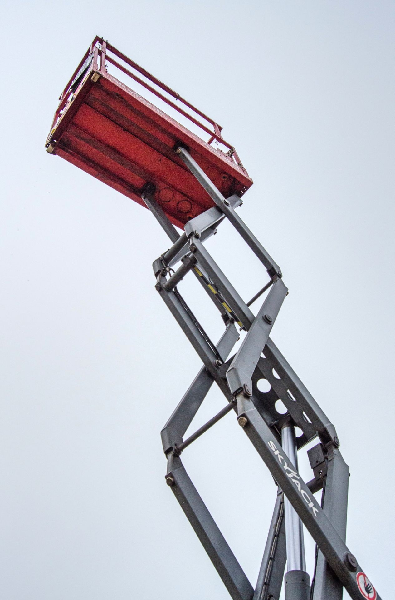 Skyjack SJIII 3219 battery electric scissor lift access platform Year: 2014 S/N: 22067577 HYP328 - Image 6 of 9