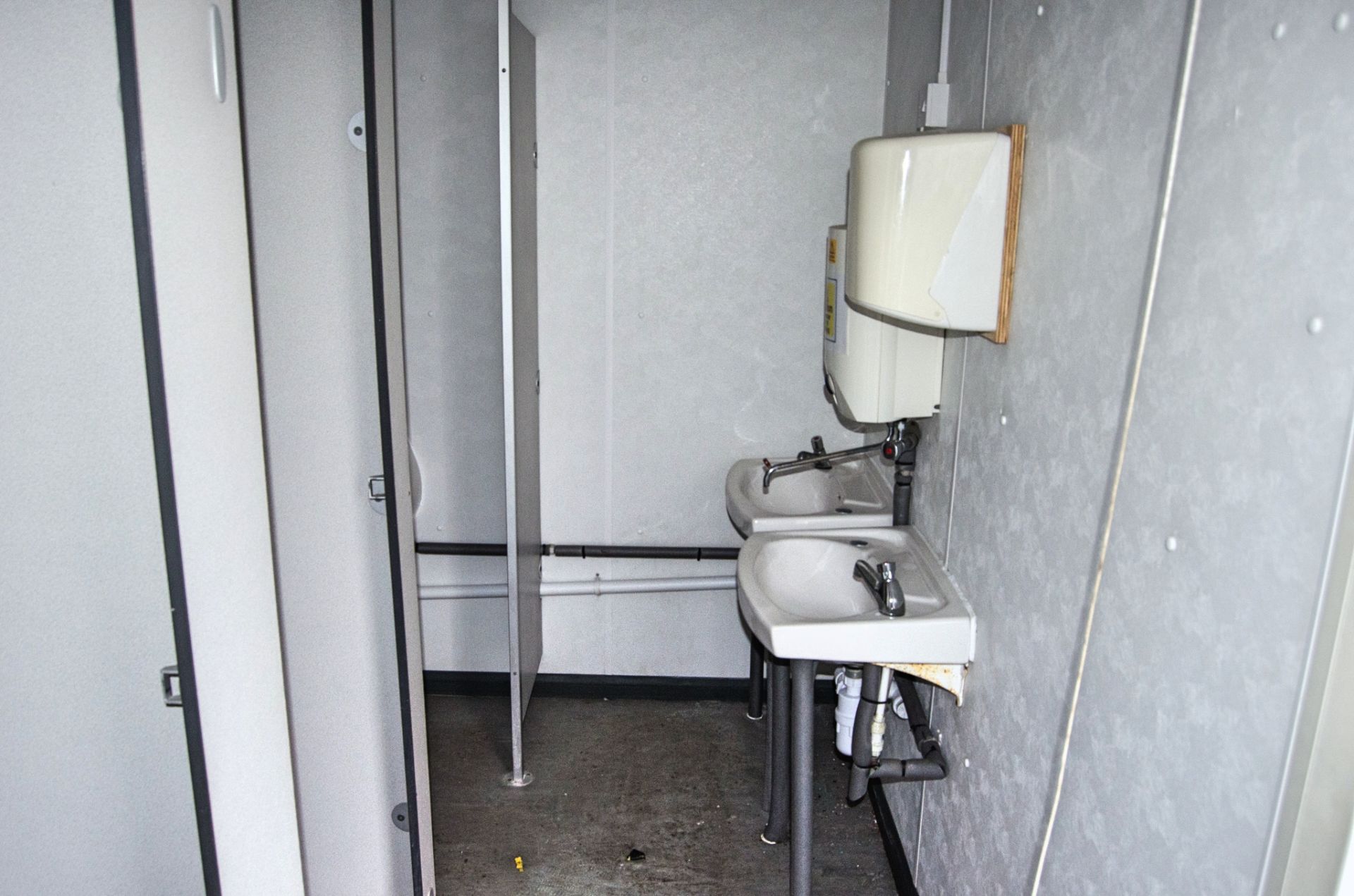 16 ft x 9 ft steel jack leg 3 + 1 toilet site unit Comprising of: Gents toilet (3 - cubicles, 2 - - Bild 9 aus 11