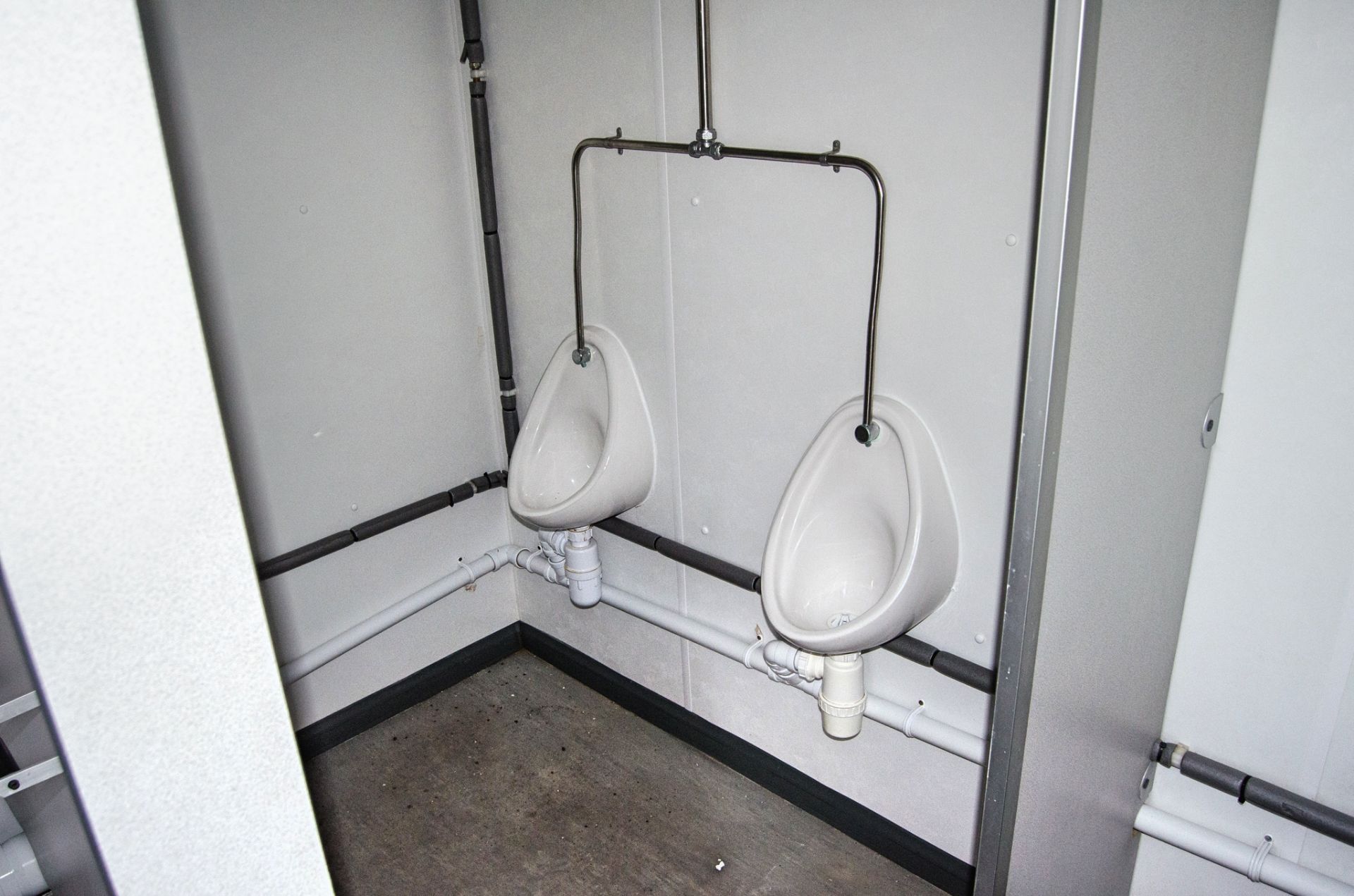 16 ft x 9 ft steel jack leg 3 + 1 toilet site unit Comprising of: Gents toilet (3 - cubicles, 2 - - Bild 8 aus 11