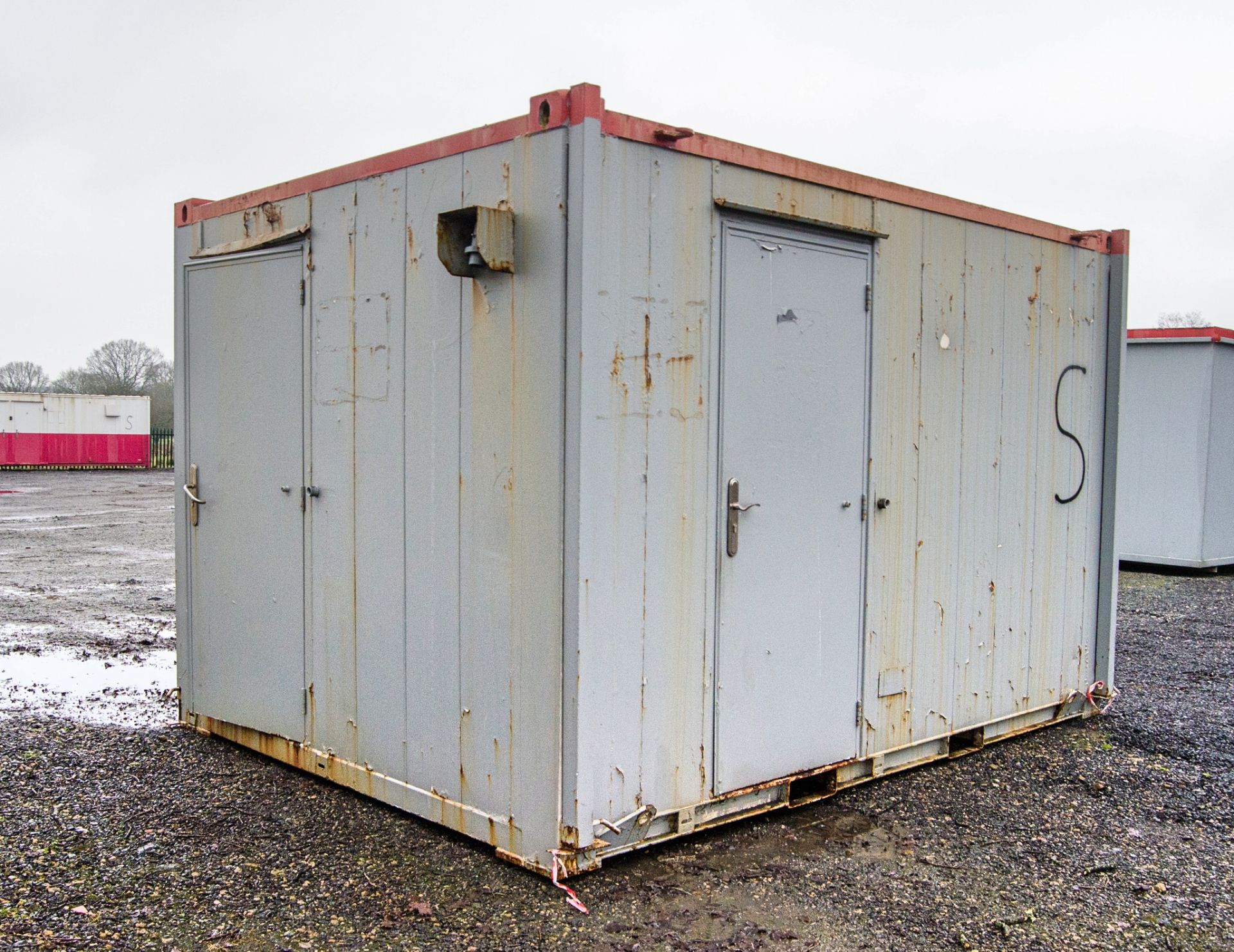 12 ft x 8 ft steel jack leg 2+1 toilet site unit Comprising of: Gents toilet (2 - cubicles, 2 - - Image 2 of 10