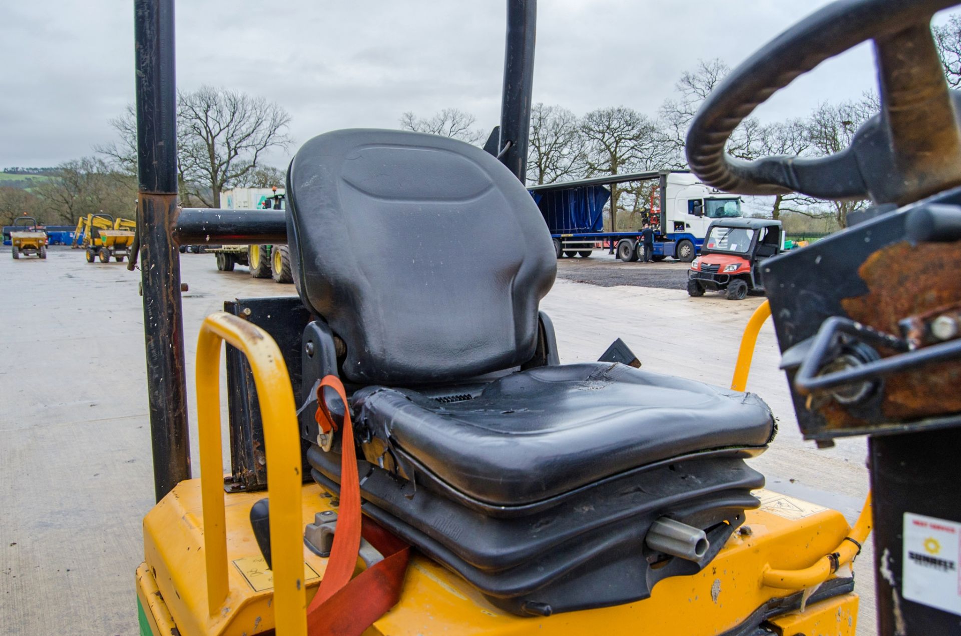 JCB 1THT 1 tonne hi-tip dumper Year: 2015 S/N: EFFRA2454 Recorded Hours: 1833 c/w V5 certificate - Image 18 of 23