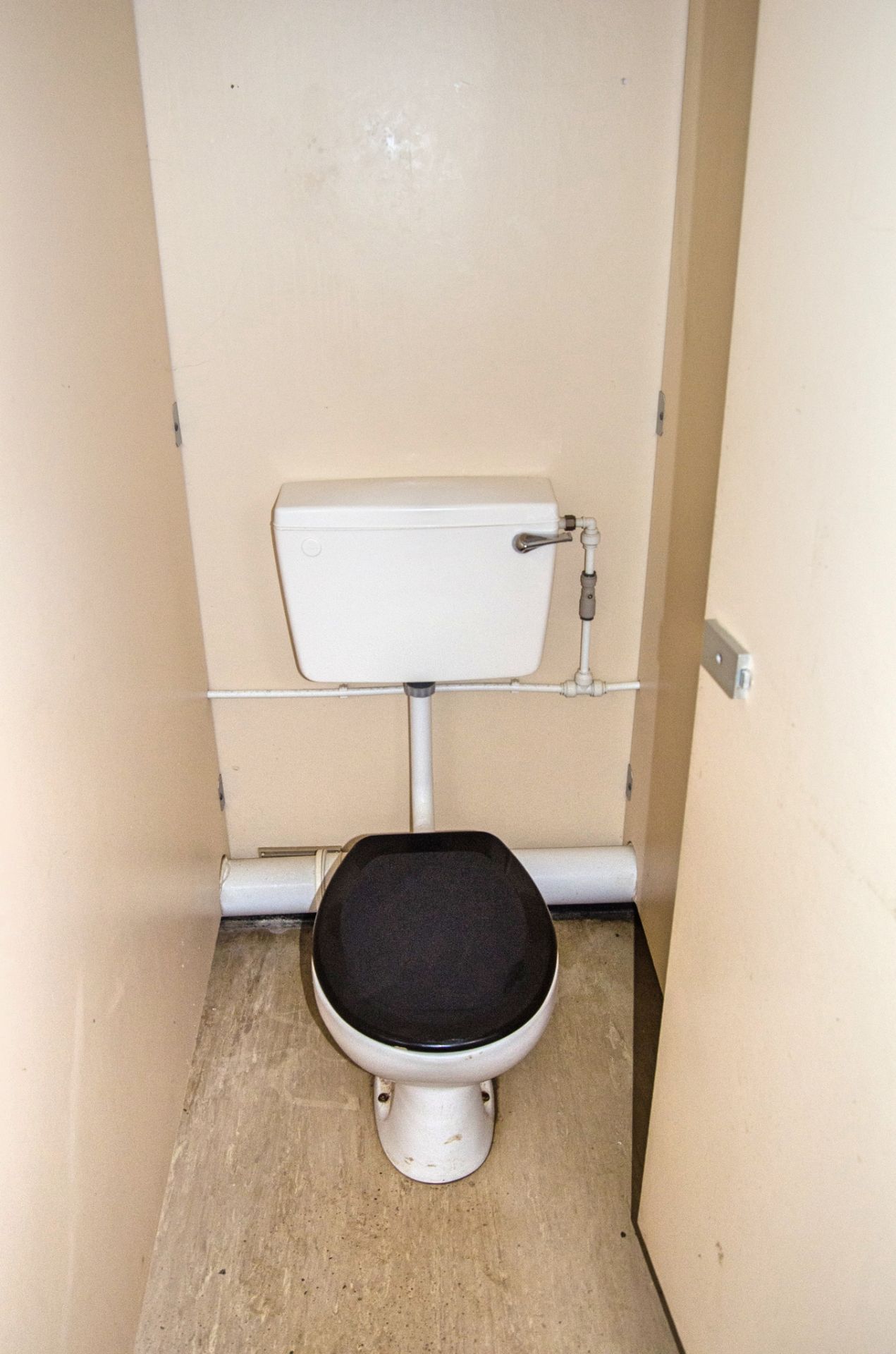 21 ft x 9 ft steel jack leg 4 + 1 toilet site unit Comprising of: Gents toilet (4 - cubicles, 4 - - Image 8 of 10