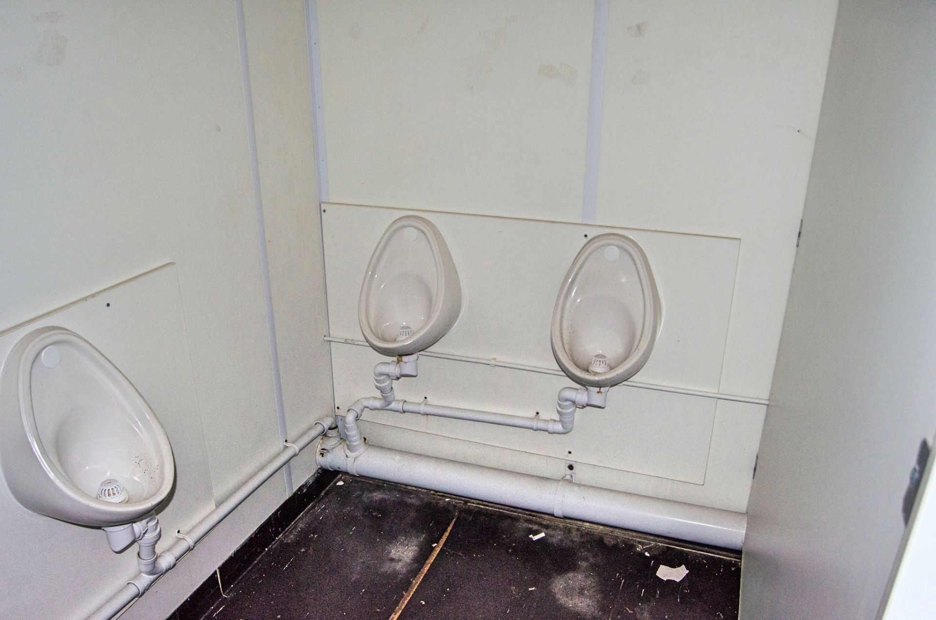 32 ft x 10 ft steel toilet/shower site unit Comprising of: Gents toilet (5 - cubicles, 5 - - Image 8 of 14