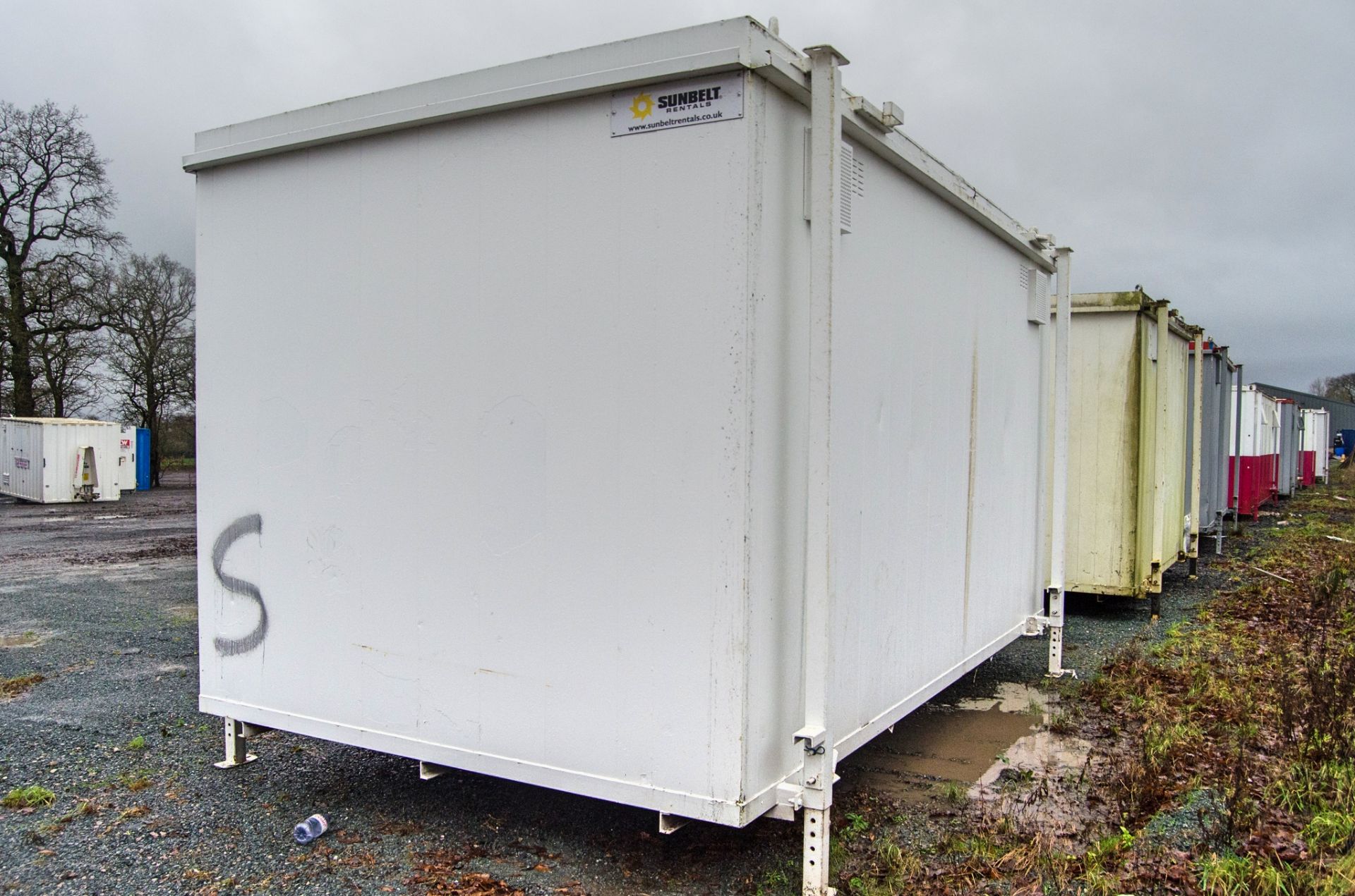 16 ft x 9 ft steel jack leg 3 + 1 toilet site unit Comprising of: Gents toilet (3 - cubicles, 3 - - Image 4 of 9