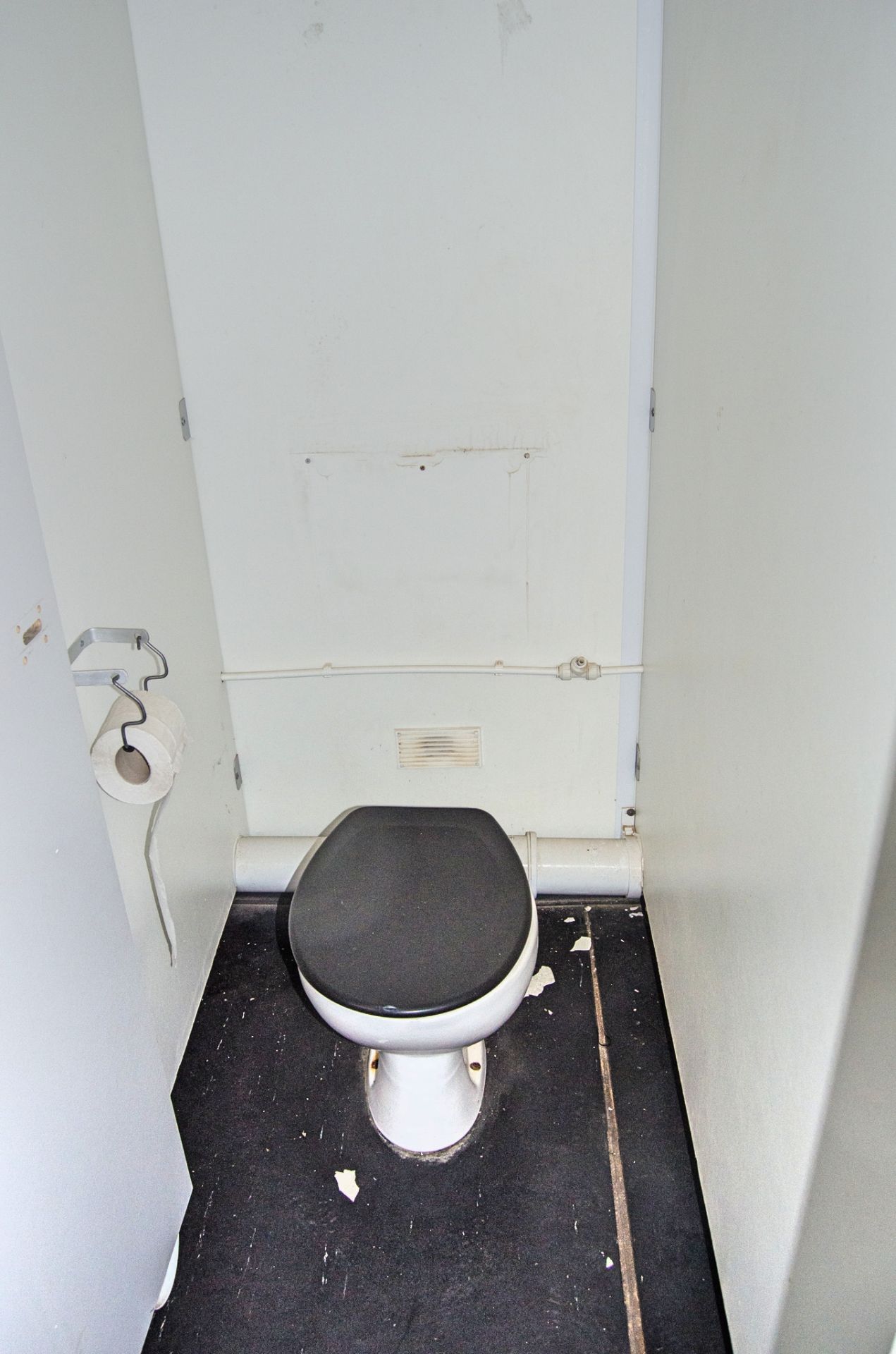 32 ft x 10 ft steel toilet/shower site unit Comprising of: Gents toilet (5 - cubicles, 5 - - Image 13 of 14