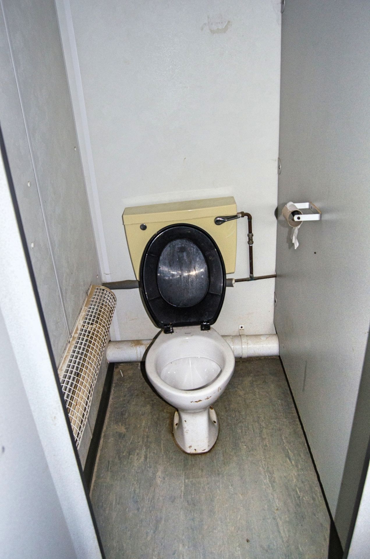 16 ft x 9 ft steel jack leg 3 + 1 toilet site unit Comprising of: Gents toilet (3 - cubicles, 3 - - Image 9 of 11