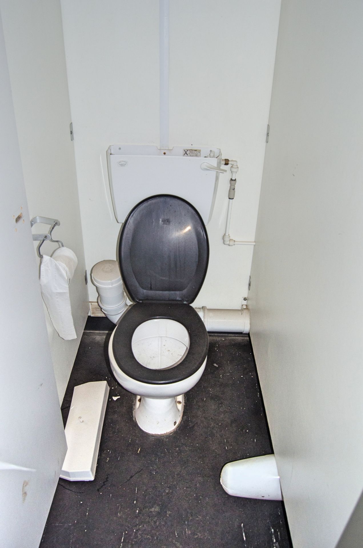 32 ft x 10 ft steel toilet/shower site unit Comprising of: Gents toilet (5 - cubicles, 5 - - Image 12 of 14