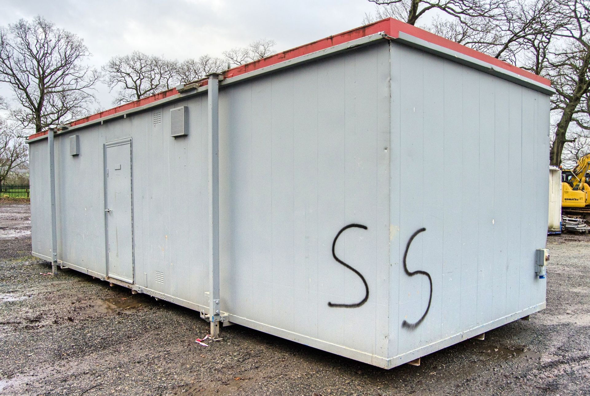 32 ft x 10 ft steel jack leg changing room site unit c/w keys A586449 - Image 2 of 6