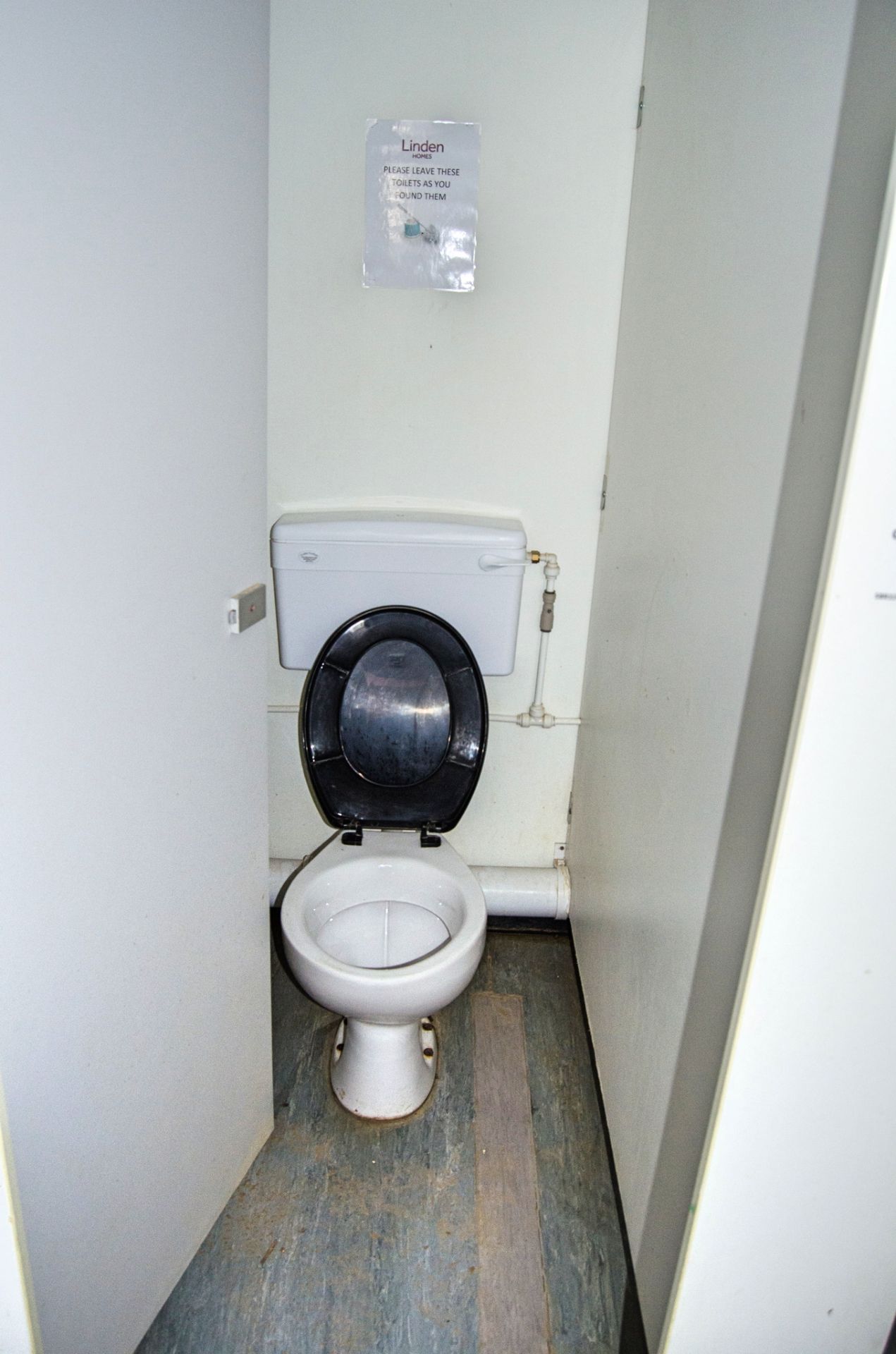 21 ft x 9 ft steel jack leg 4 + 1 toilet site unit Comprising of: Gents toilet (4 - cubicles, 4 - - Image 6 of 11