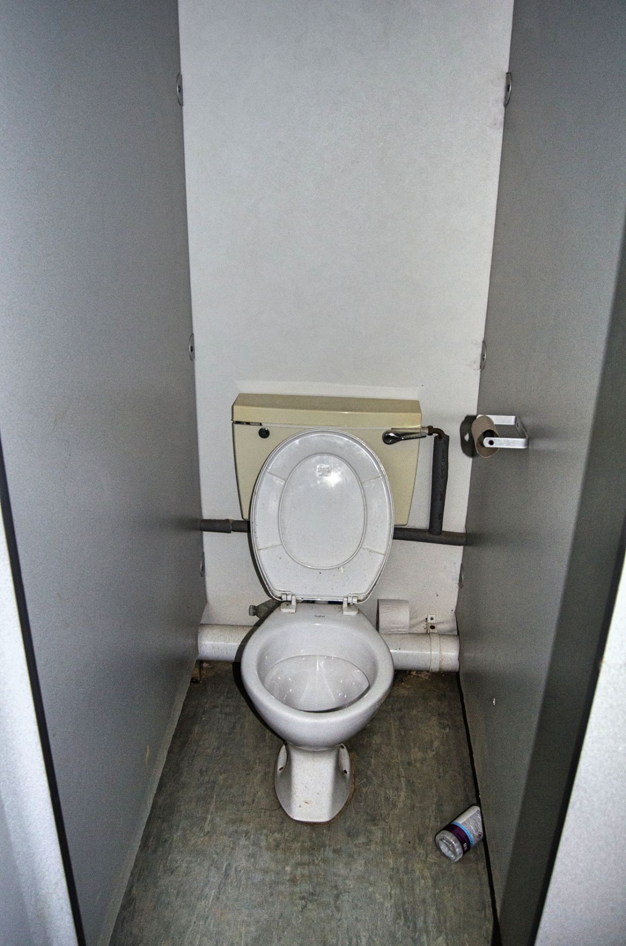 16 ft x 9 ft steel jack leg 3 + 1 toilet site unit Comprising of: Gents toilet (3 - cubicles, 3 - - Image 7 of 11