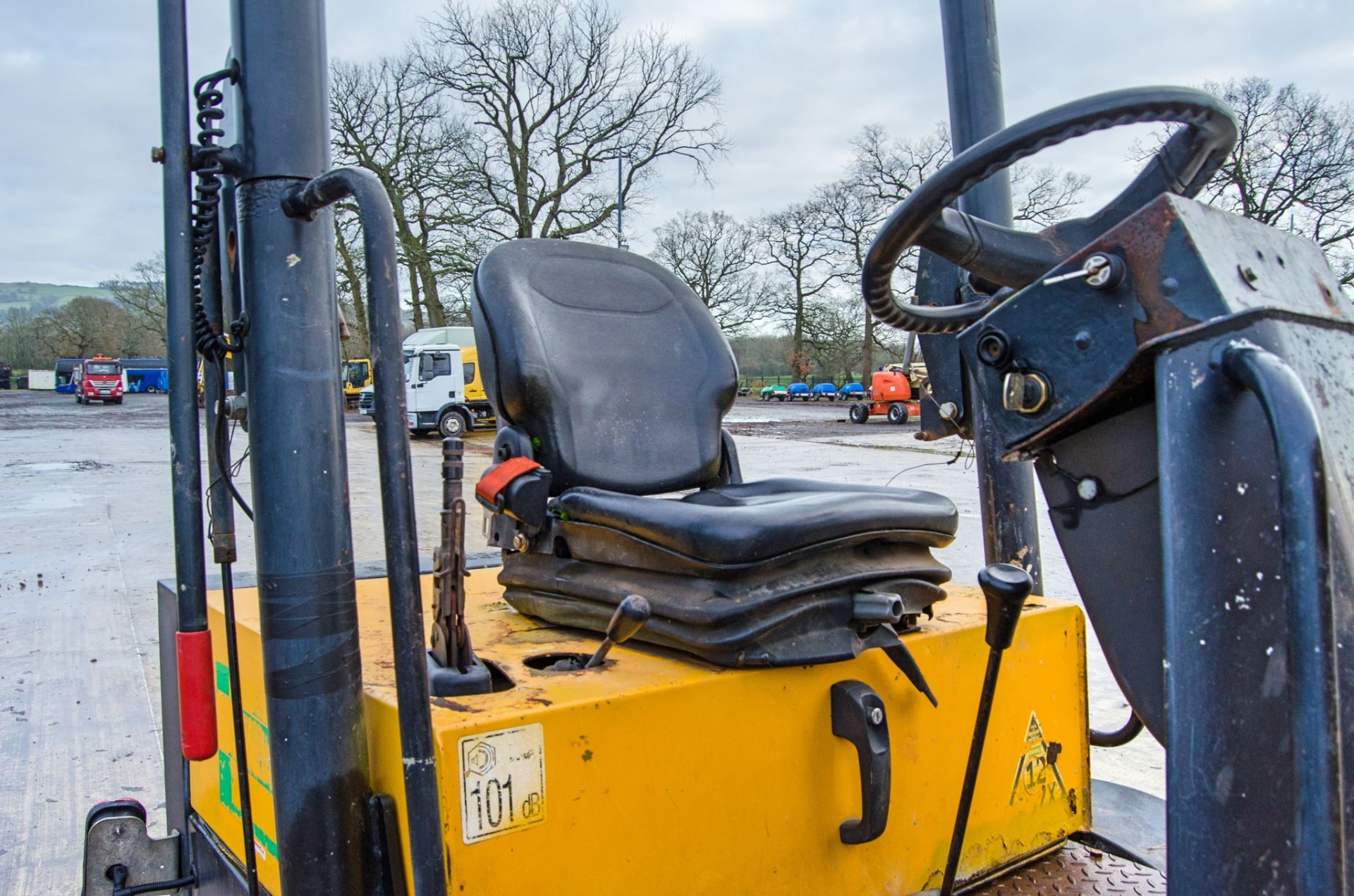 JCB 3 tonne swivel skip dumper Year: 2016 S/N: EGGRF0276 Recorded Hours: 1309 c/w V5 - Image 15 of 19