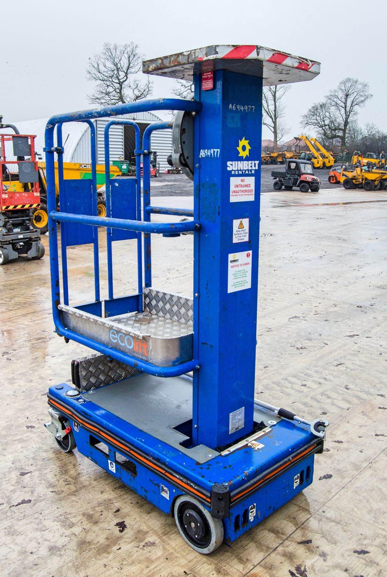 Power Towers Eco Lift 4.2 metre manual push around vertical mast access platform Year: 2015 S/N: - Image 4 of 5