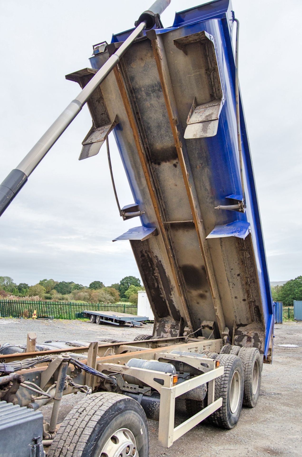 Scania P410 C-Class 8x4 32 tonne tipper lorry Registration Number: FN17 CZM Date of Registration: - Image 11 of 38