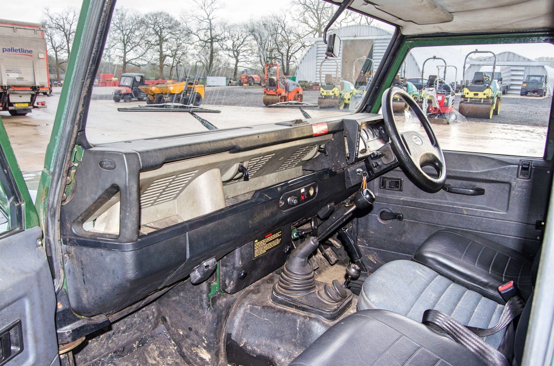 Land Rover Defender 90 2.5 Tdi 4 wheel drive utility vehicle Registration Number: N207 PVL Date of - Image 23 of 32