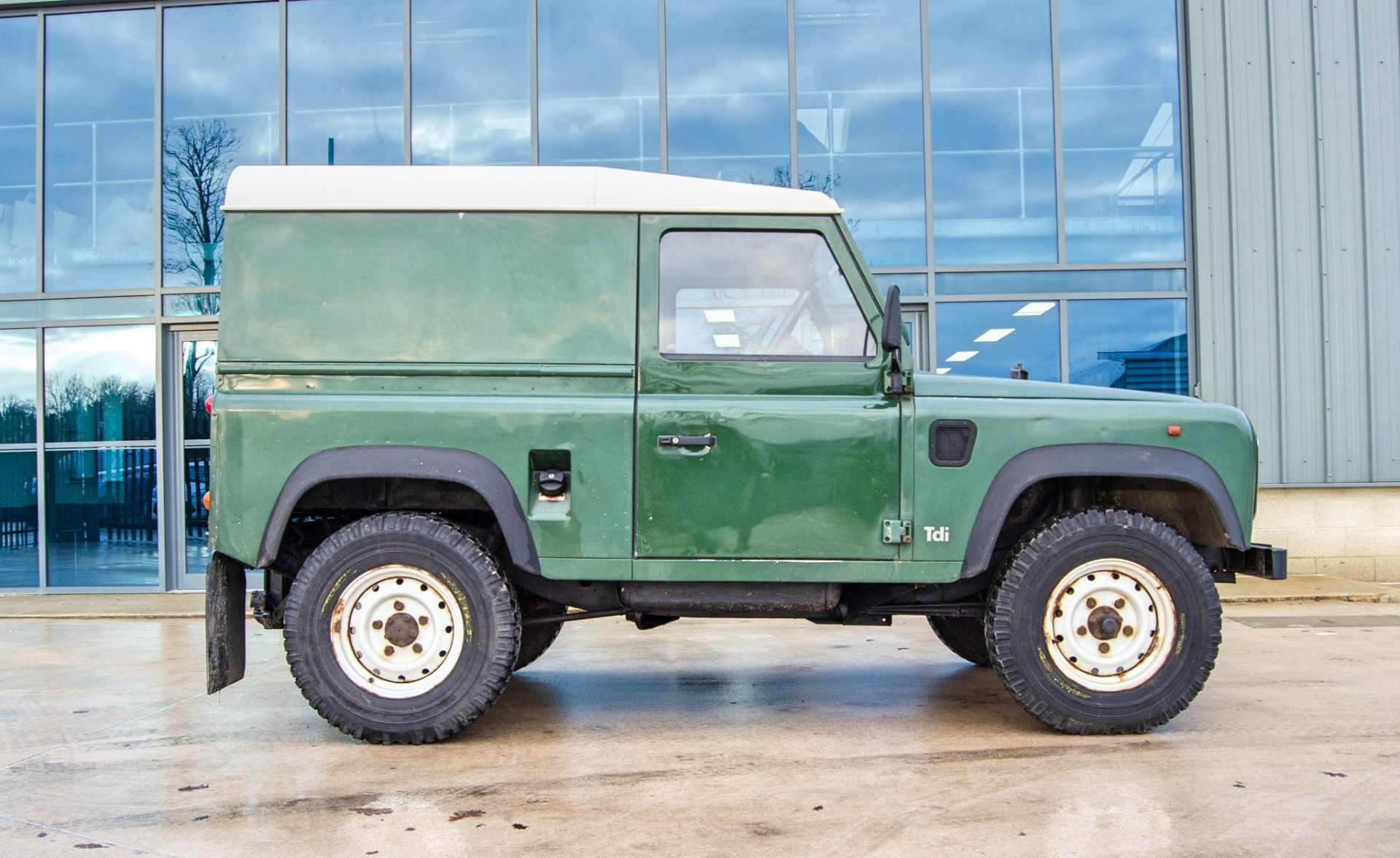 Land Rover Defender 90 2.5 Tdi 4 wheel drive utility vehicle Registration Number: N207 PVL Date of - Image 8 of 32