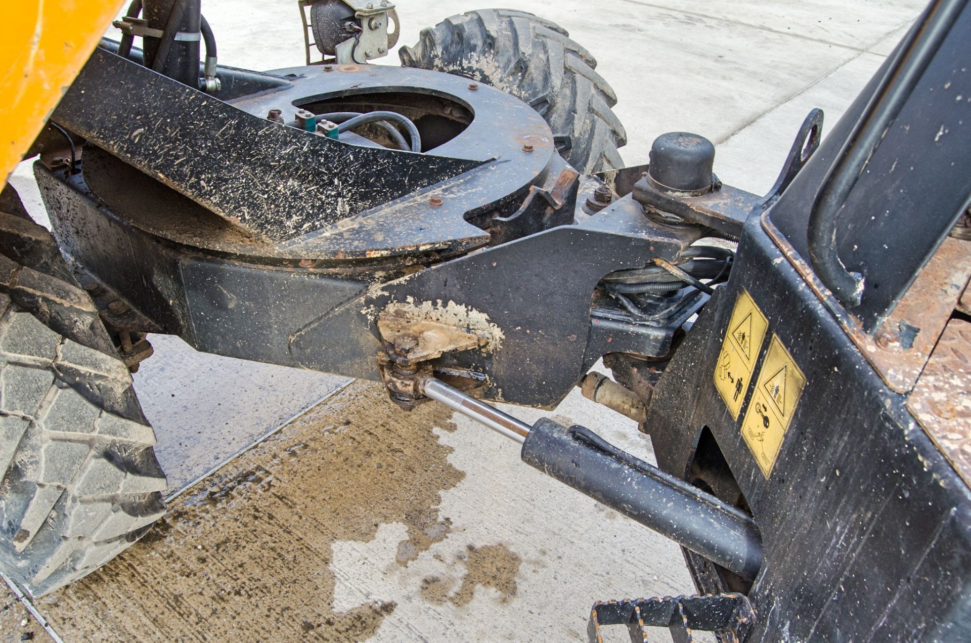 JCB 3 tonne swivel skip dumper Year: 2015 S/N: EFFRF8427 Recorded Hours: 1247 c/w V5C registration - Image 12 of 25