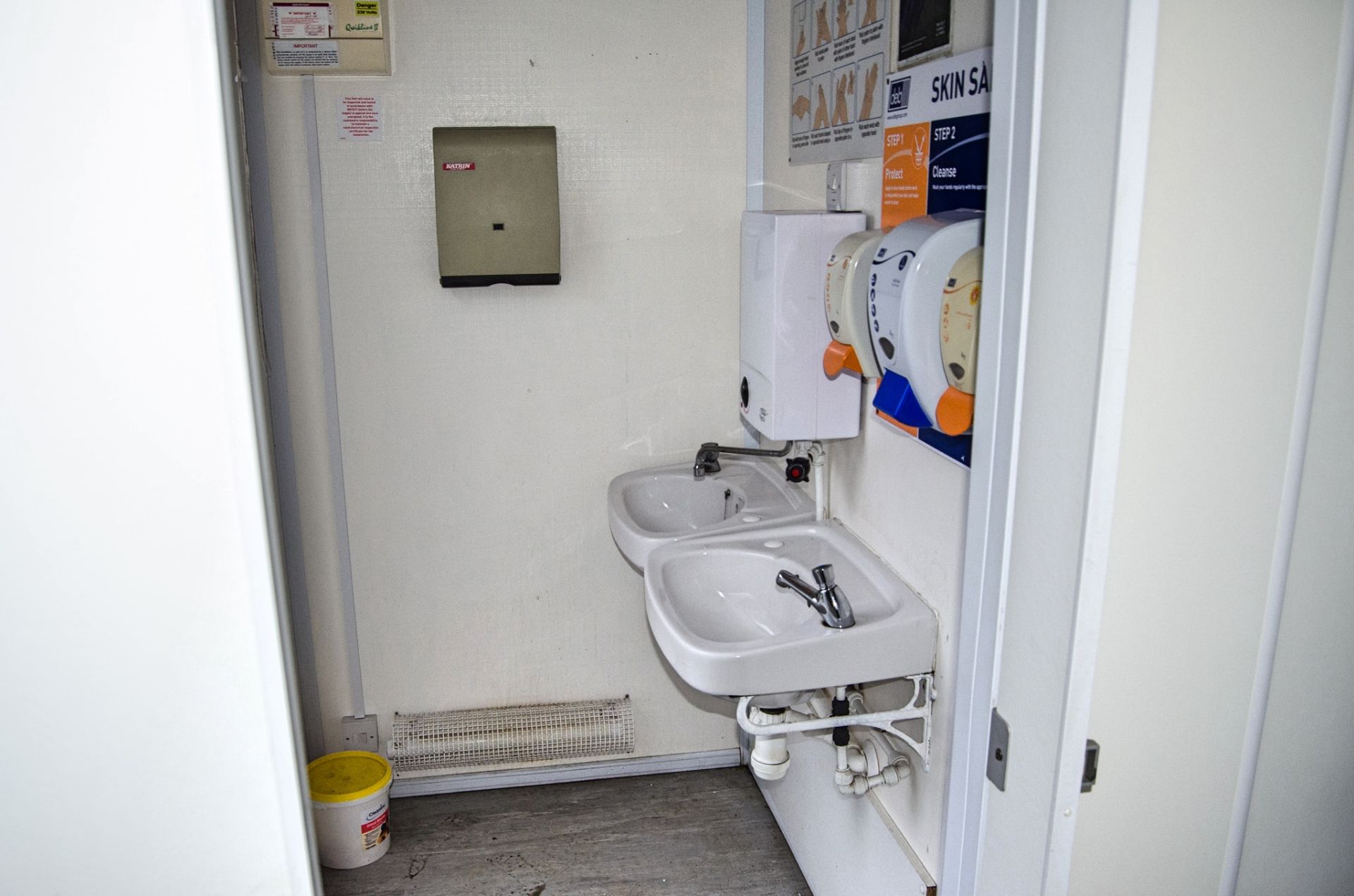 12 ft x 9 ft steel jack leg 2+1 toilet site unit Comprising of: Gents toilet (2 - cubicles, 2 - - Image 6 of 10