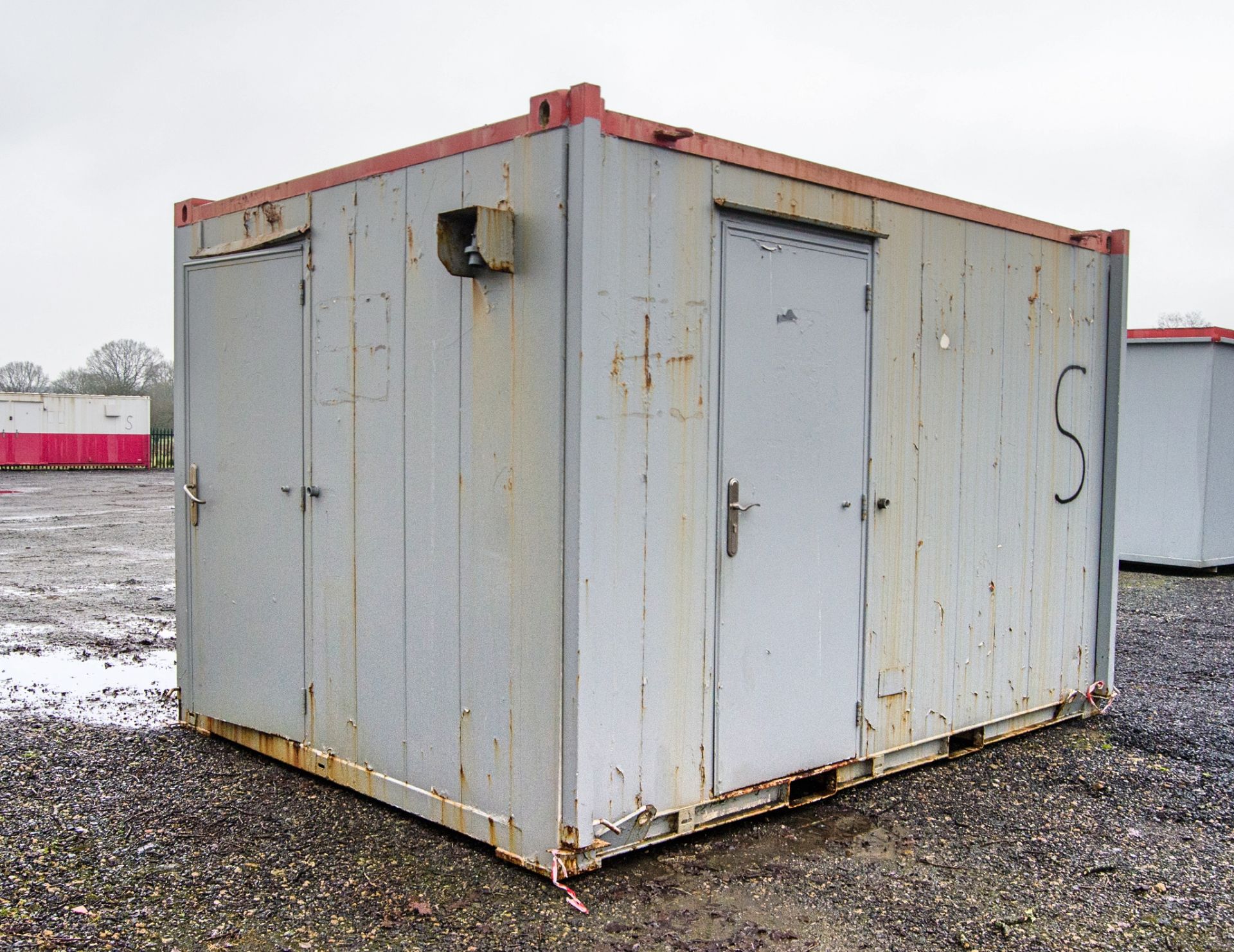 12 ft x 9 ft steel jack leg 2+1 toilet site unit Comprising of: Gents toilet (2 - cubicles, 2 - - Image 2 of 10