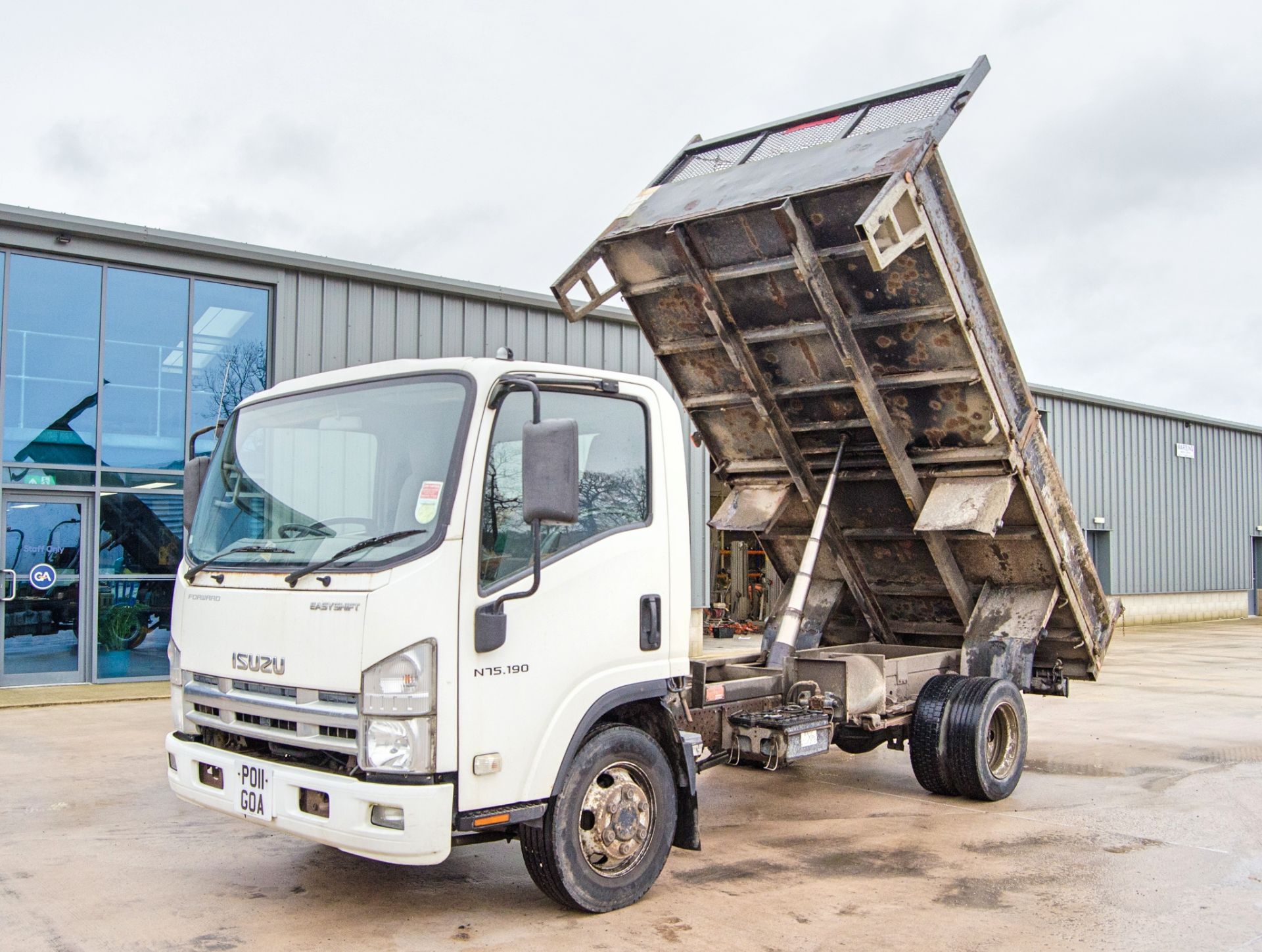 Isuzu N75.190 7.5 tonne automatic tipper lorry Registration Number: PO11 GOA Date of Registration: - Image 9 of 29