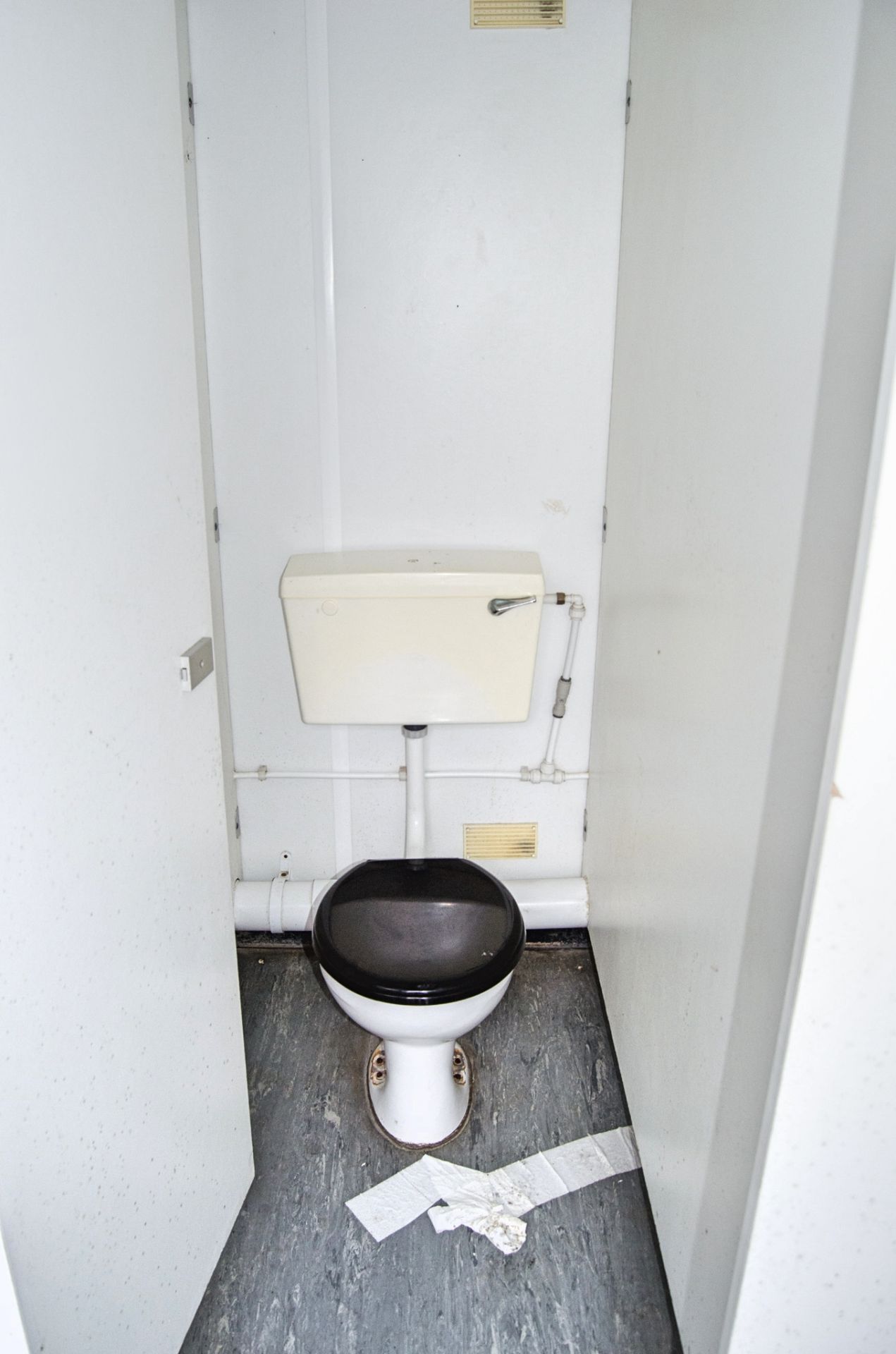 16ft x 9ft steel 3+1 toilet site unit Comprising of: Gents toilet(3 - cubicles, 3 - urinals & 3- - Image 8 of 10