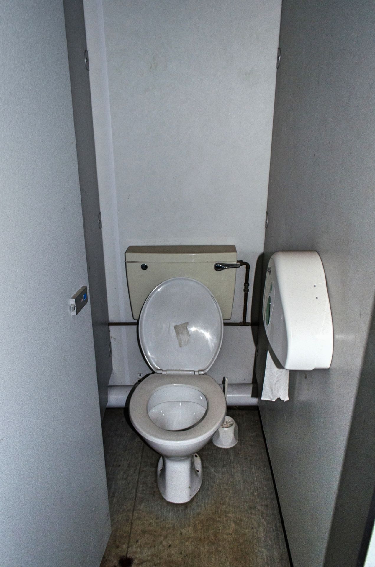 32ft x 10ft steel jack leg 4+4 toilet site unit Comprising of: Lobby area & 2 - toilet rooms (each - Image 10 of 18