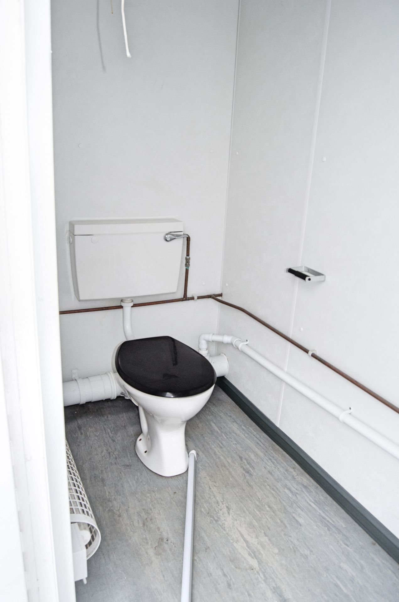16ft x 8ft steel jack leg 3+1 toilet site unit Comprising of: Gents toilet(3 - cubicles, 2 - urinals - Image 11 of 12