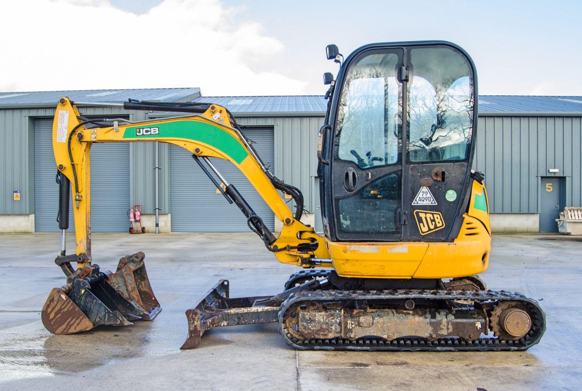 JCB 8030 3 tonne rubber tracked excavator Year: 2017 S/N: 2432696 Recorded Hours: 2867 c/w V5C - Image 7 of 25