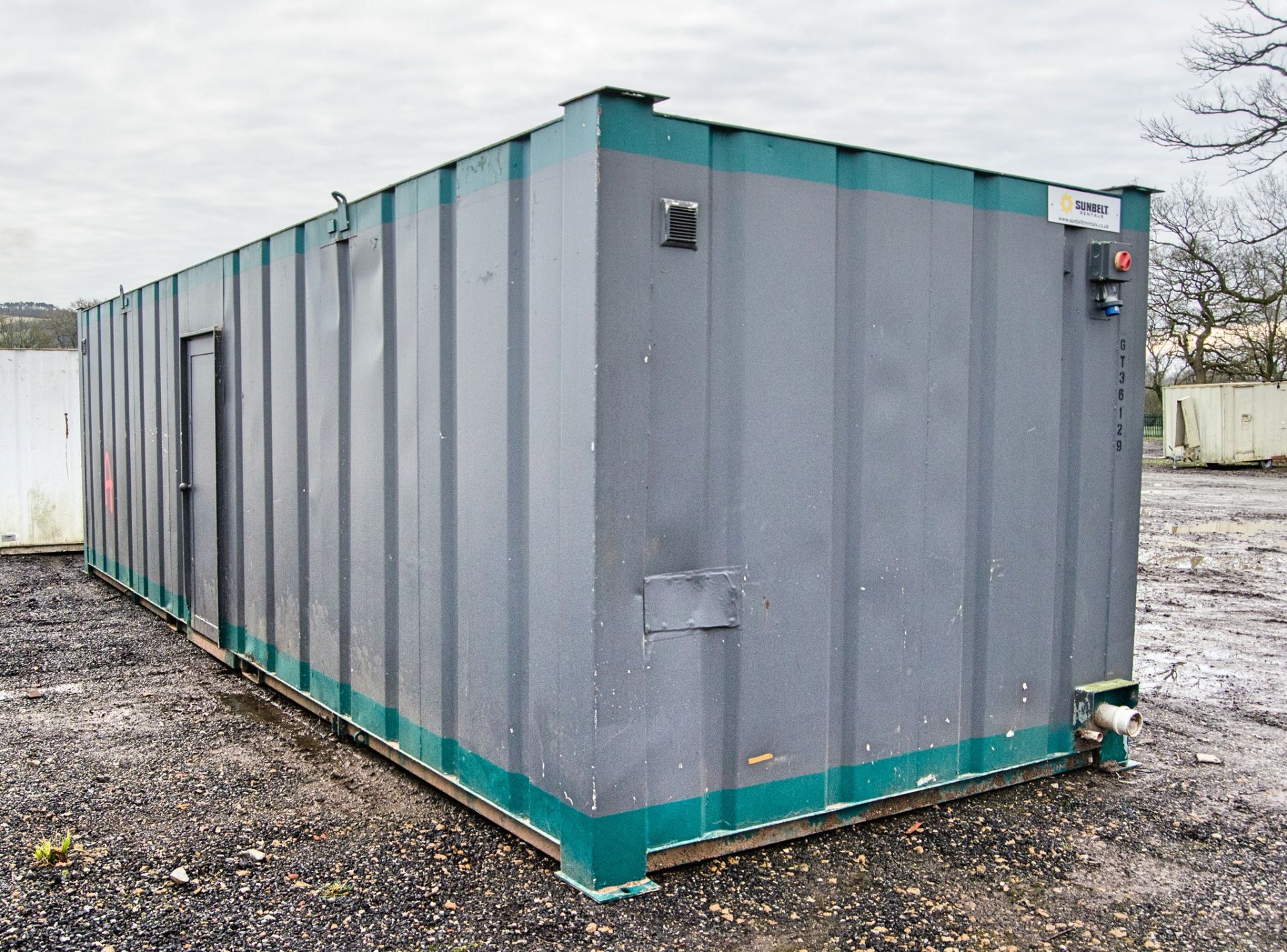 32ft x 10ft steel toilet site unit Comprising of: Gents toilet(4 - cubicles, 4 - urinals & 3 - - Image 3 of 15