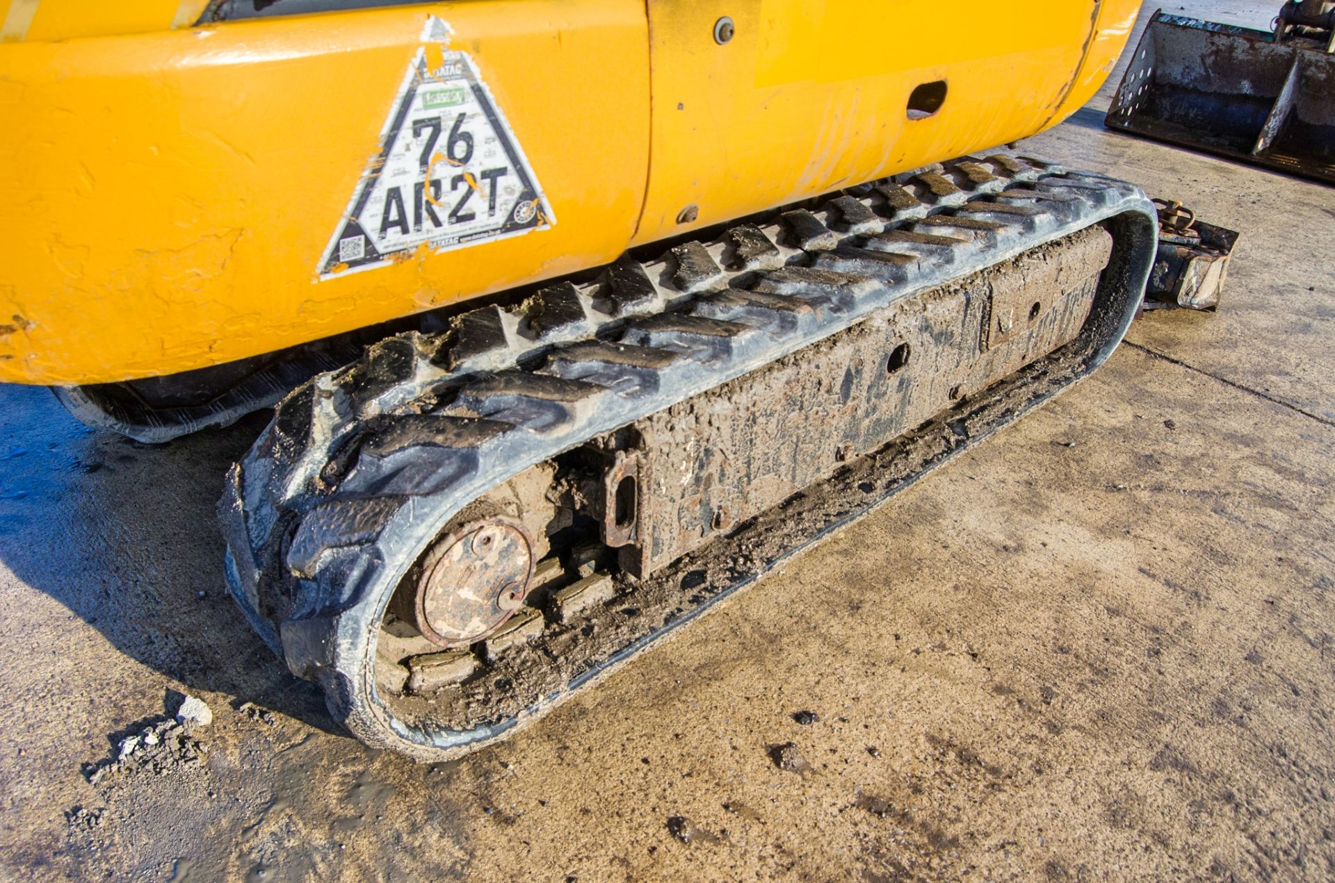 JCB 8018 CTS 1.5 tonne rubber tracked mini excavator Year: 2017 S/N: 245475 Recorded Hours: 2074 - Image 11 of 25