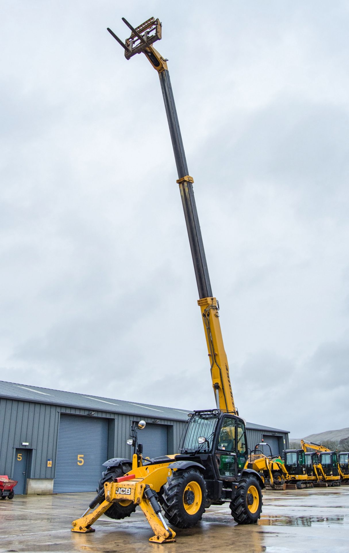 JCB 535-140 Hi-Viz T4i IIIB 14 metre telescopic handler Year: 2013 S/N: 2178333 Recorded Hours: 5812 - Image 9 of 25