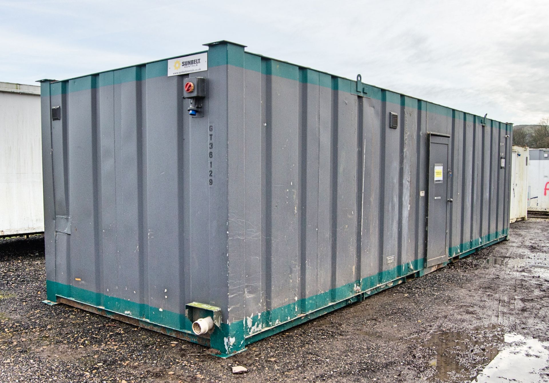 32ft x 10ft steel toilet site unit Comprising of: Gents toilet(4 - cubicles, 4 - urinals & 3 - - Image 2 of 15
