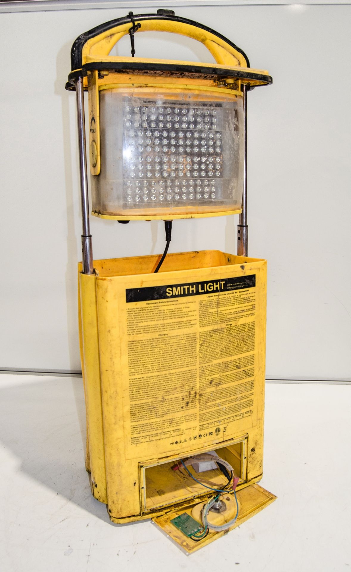 Smithlight LED rechargeable work light ** No charger and damaged ** 12AJ1210 - Image 2 of 3