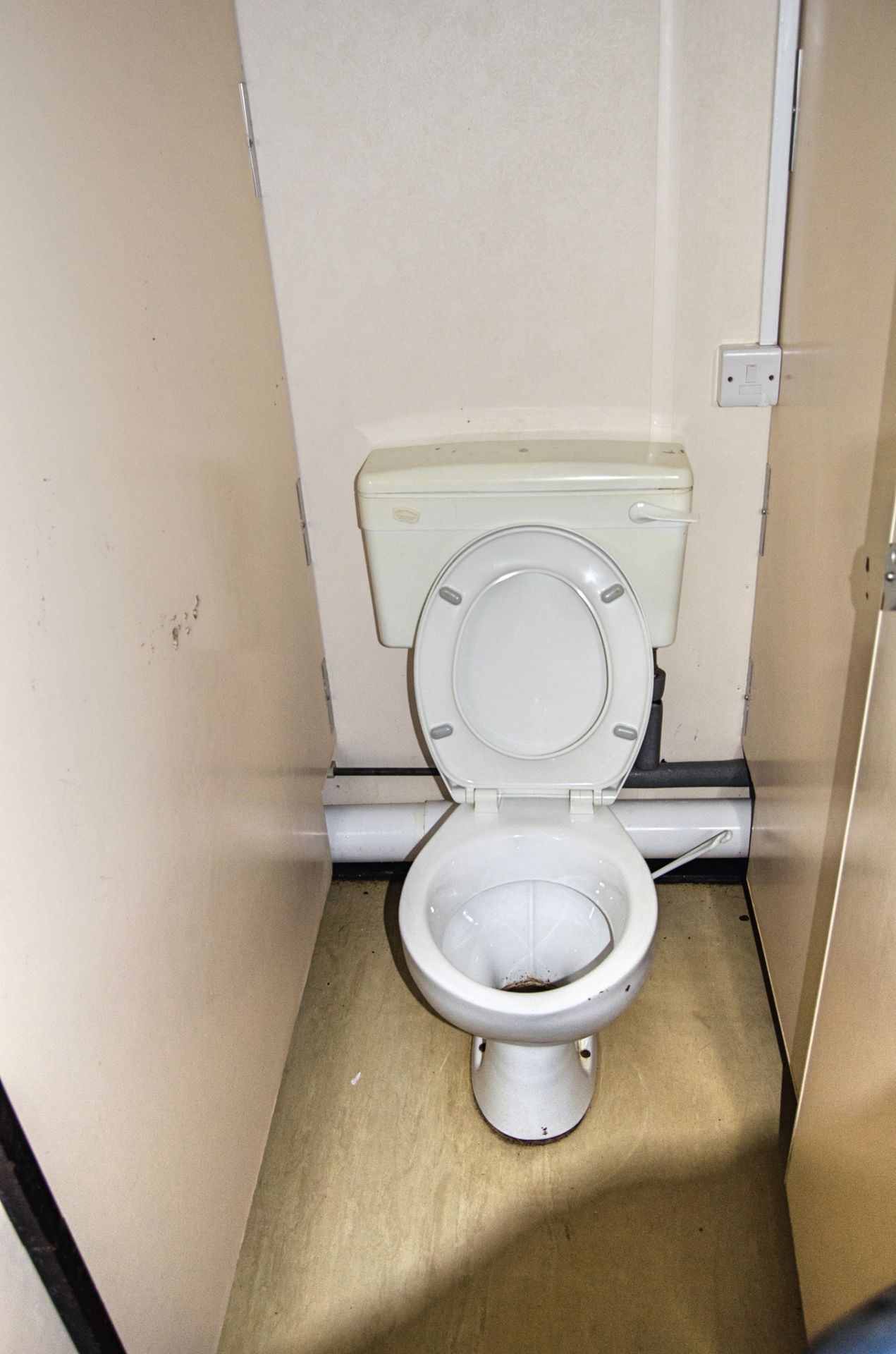 32ft x 10ft steel toilet site unit Comprising of: Gents toilet(4 - cubicles, 4 - urinals & 3 - - Image 8 of 15