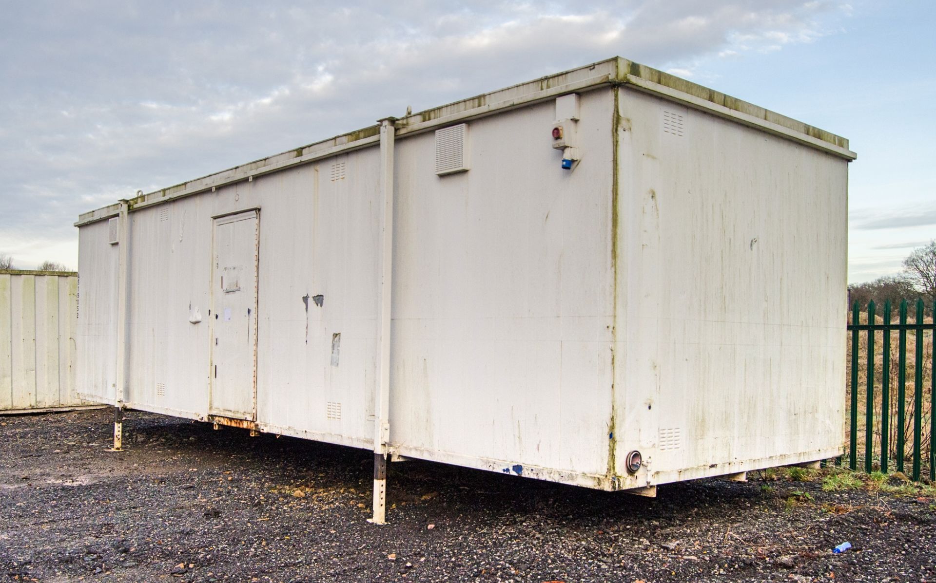 32ft x 10ft steel jack leg 4+4 toilet site unit Comprising of: Lobby area & 2 - toilet rooms (each